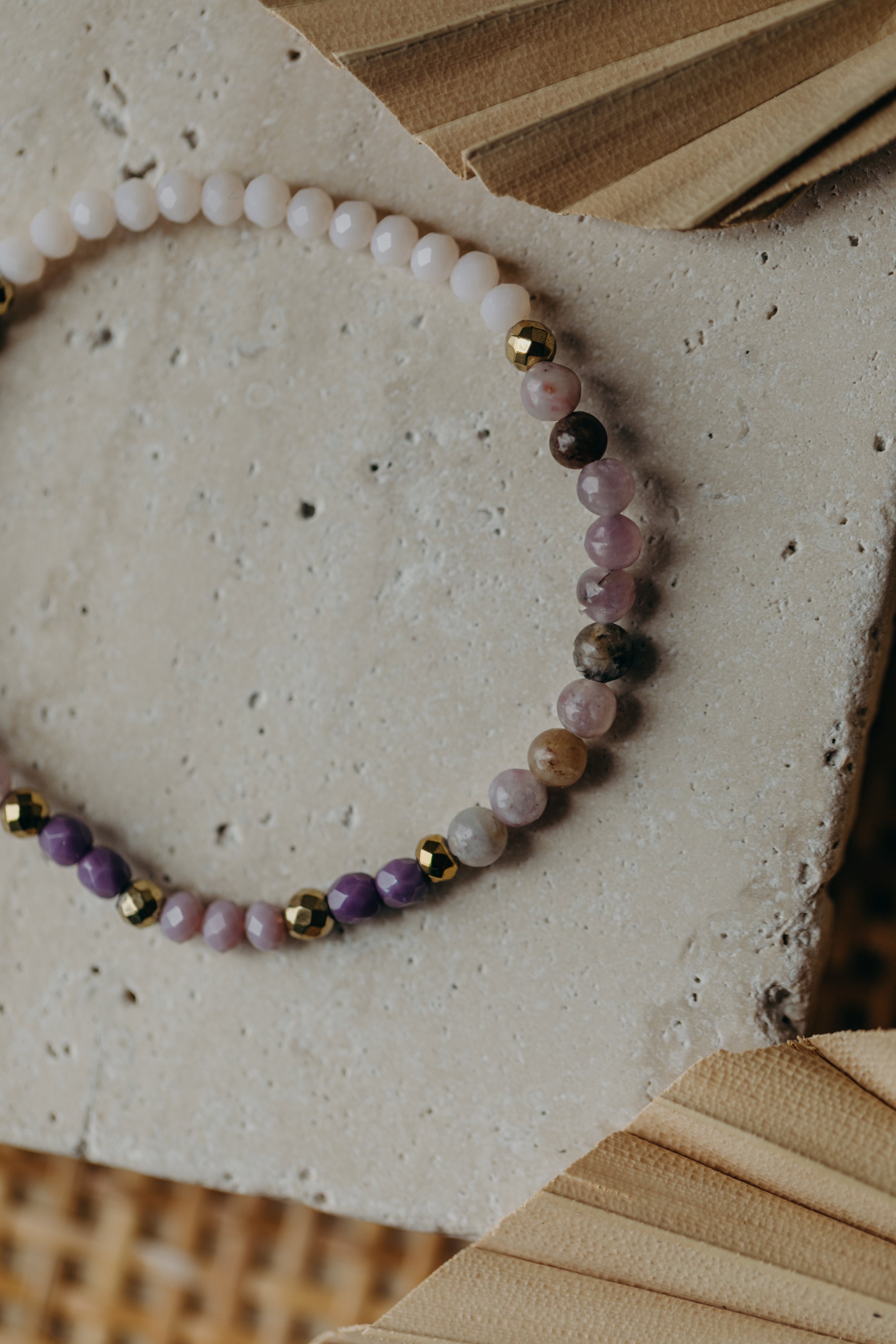 Armband lila Jade, creme und lila Glasperlen