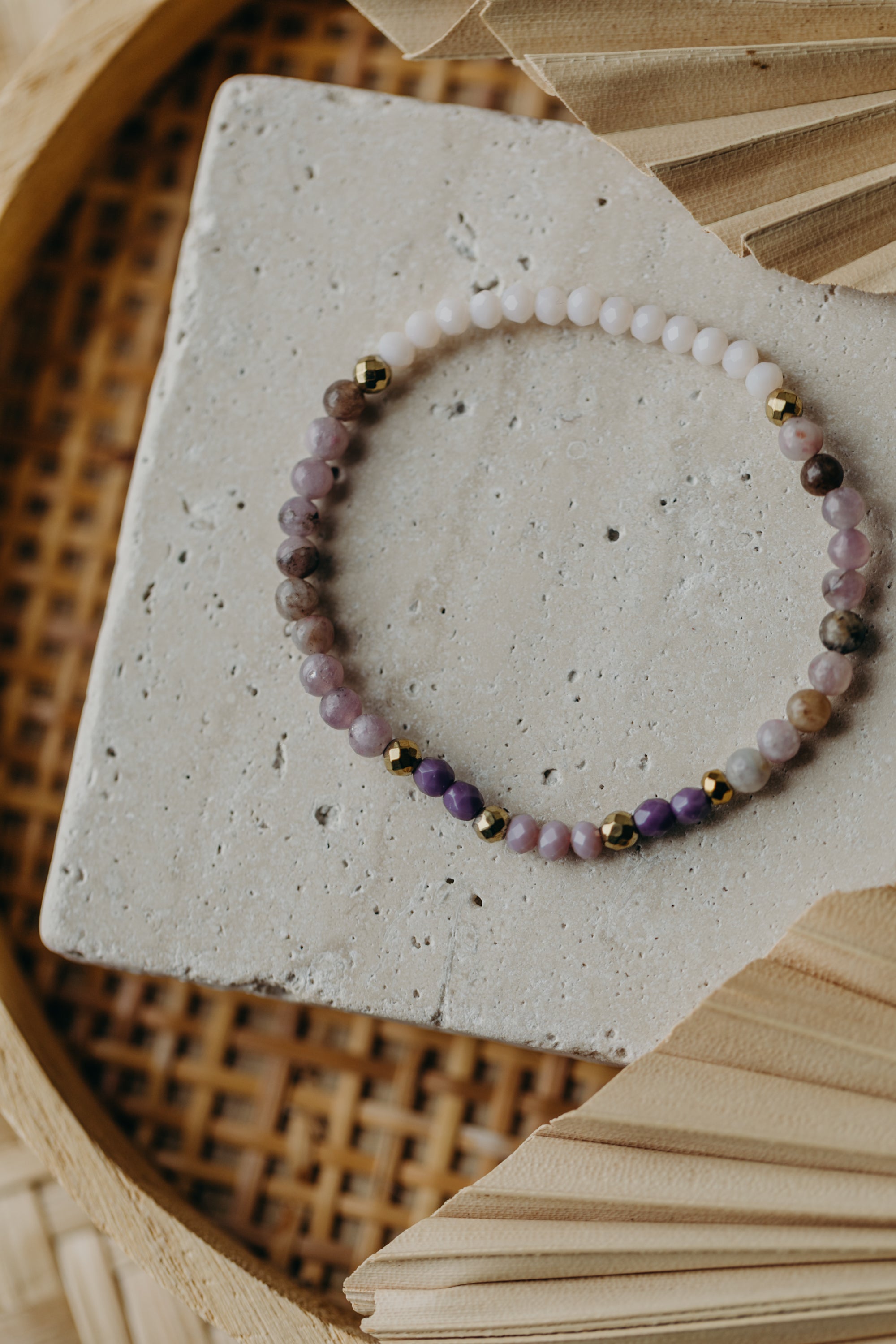 Armband lila Jade, creme und lila Glasperlen