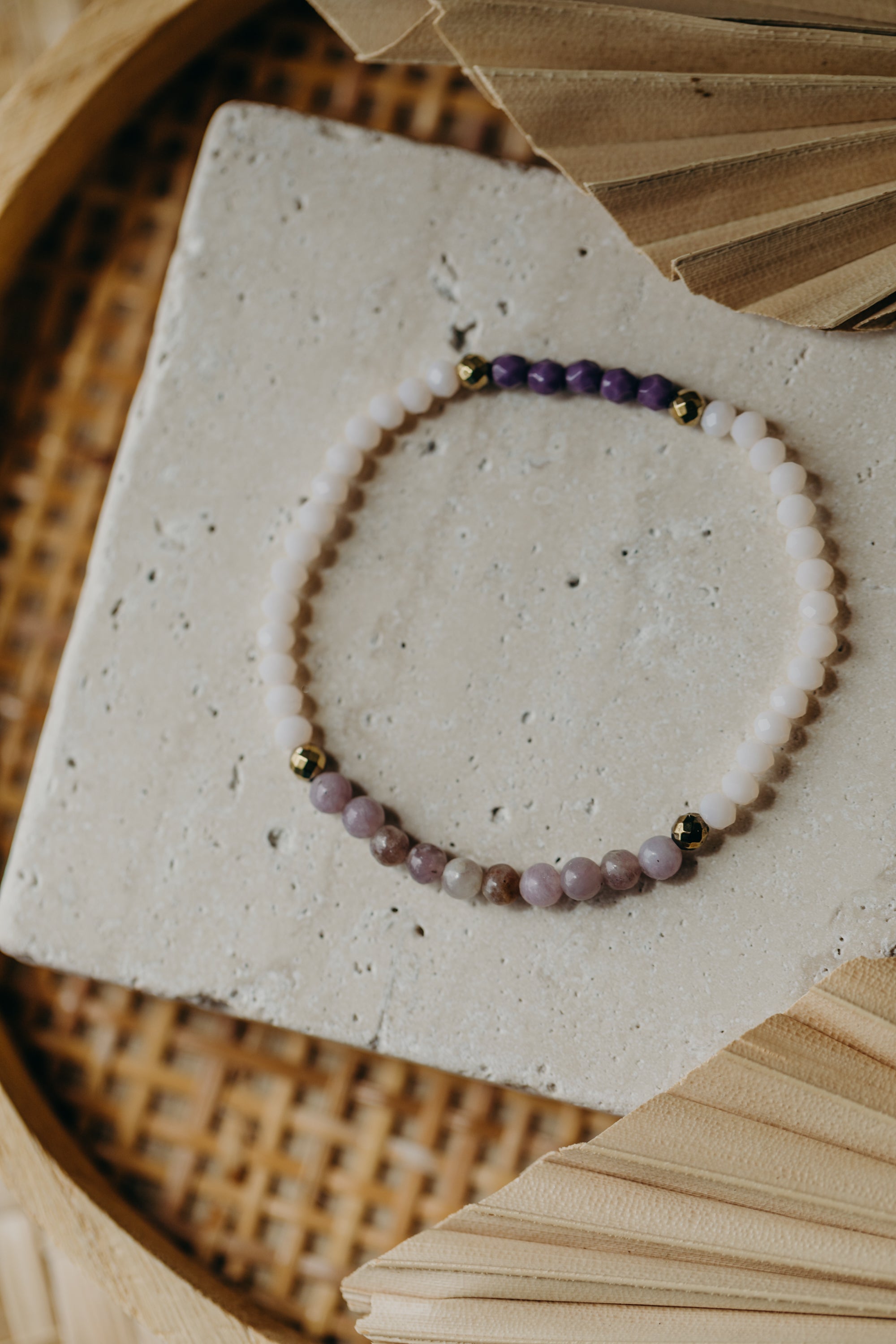 Armband lila Jade, creme und lila Glasperlen