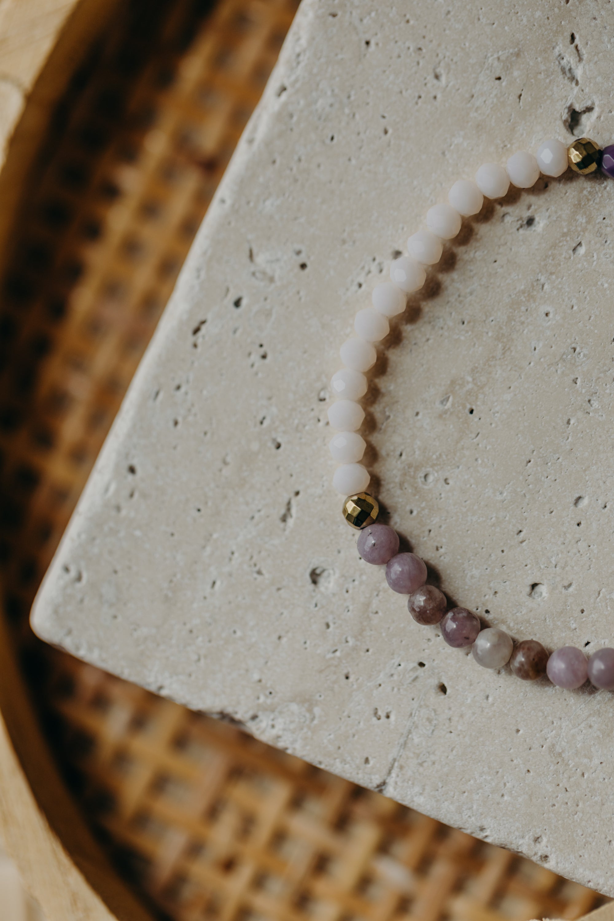Armband lila Jade, creme und lila Glasperlen