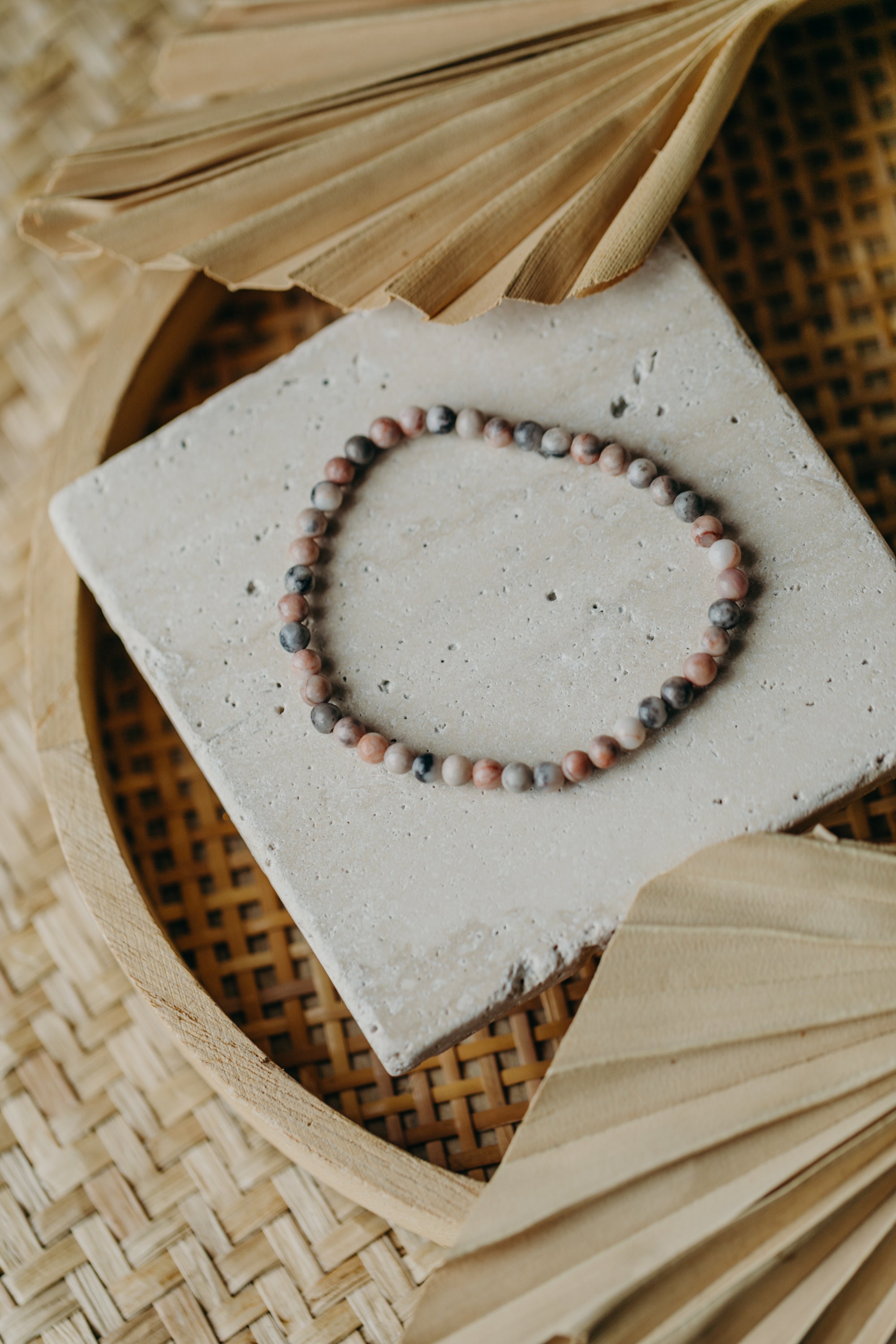 Armband mit rosa-grauen Achat Edelstein Perlen (4 mm)