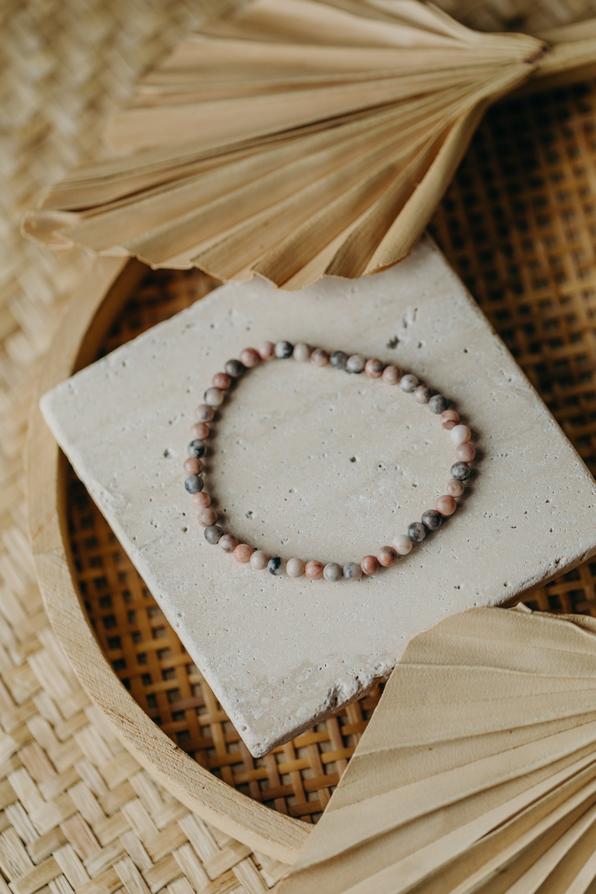 Armband mit rosa-grauen Achat Edelstein Perlen (4 mm)