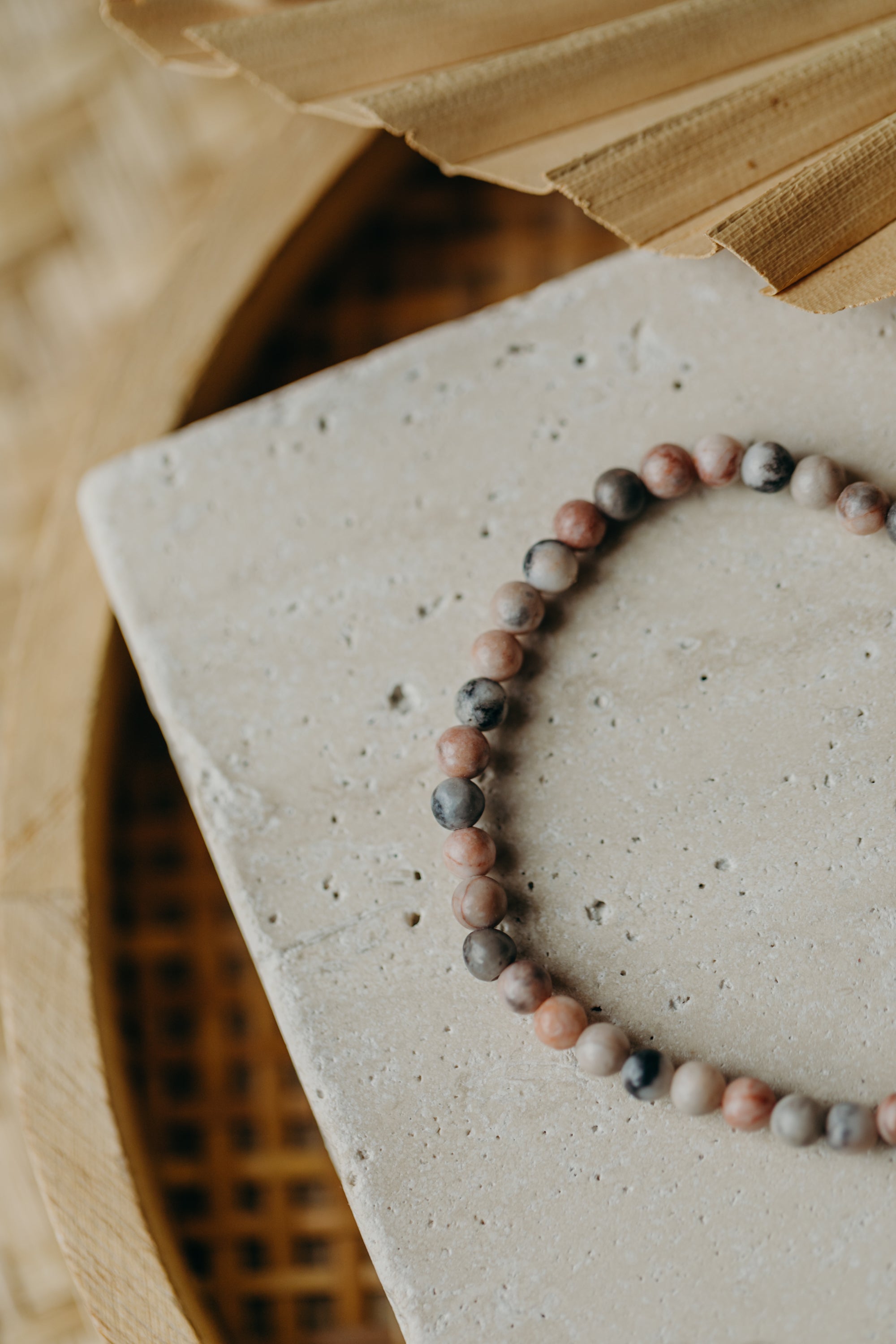 Armband mit rosa-grauen Achat Edelstein Perlen (4 mm)