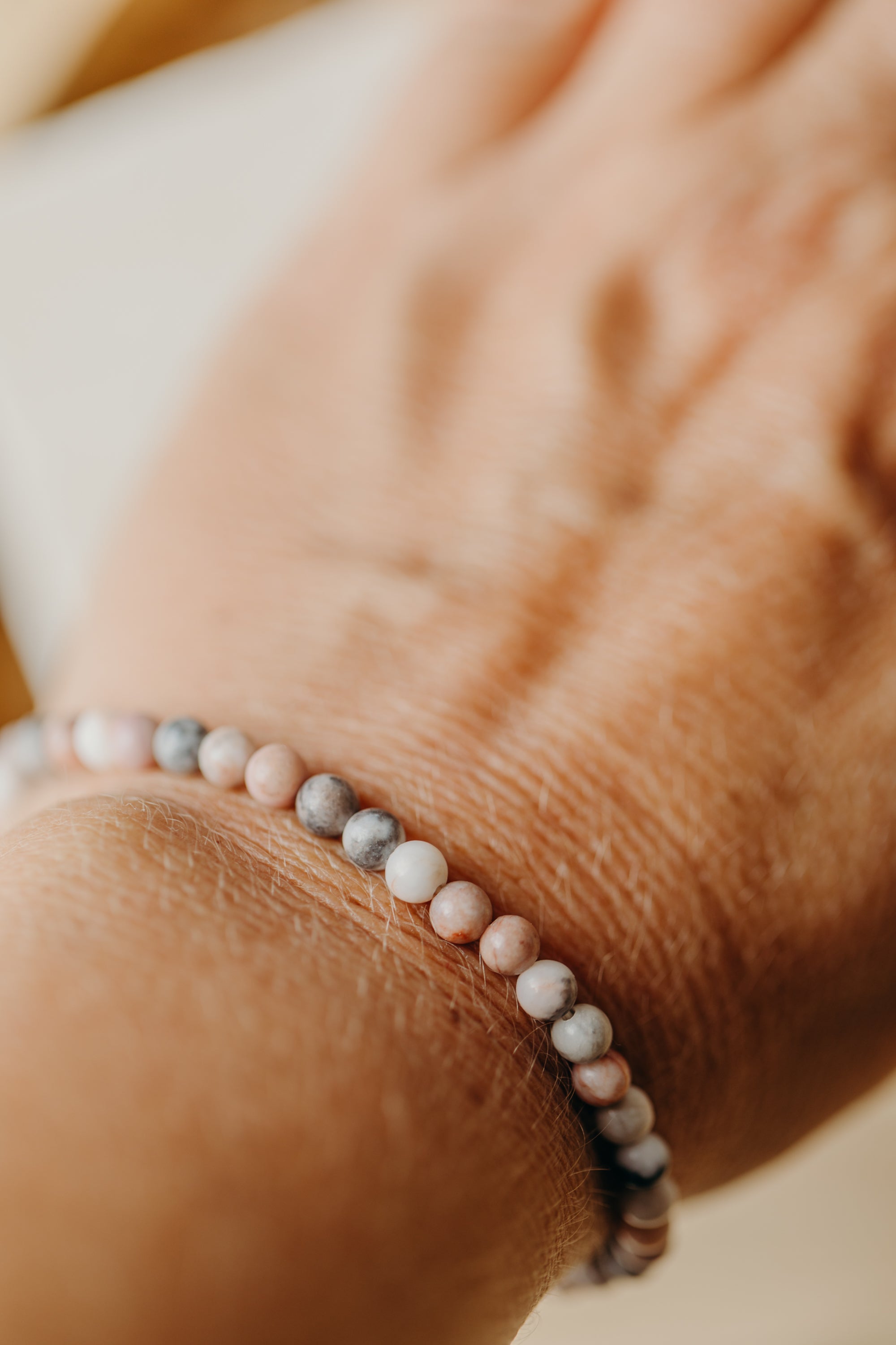 Armband mit rosa-grauen Achat Edelstein Perlen (4 mm)