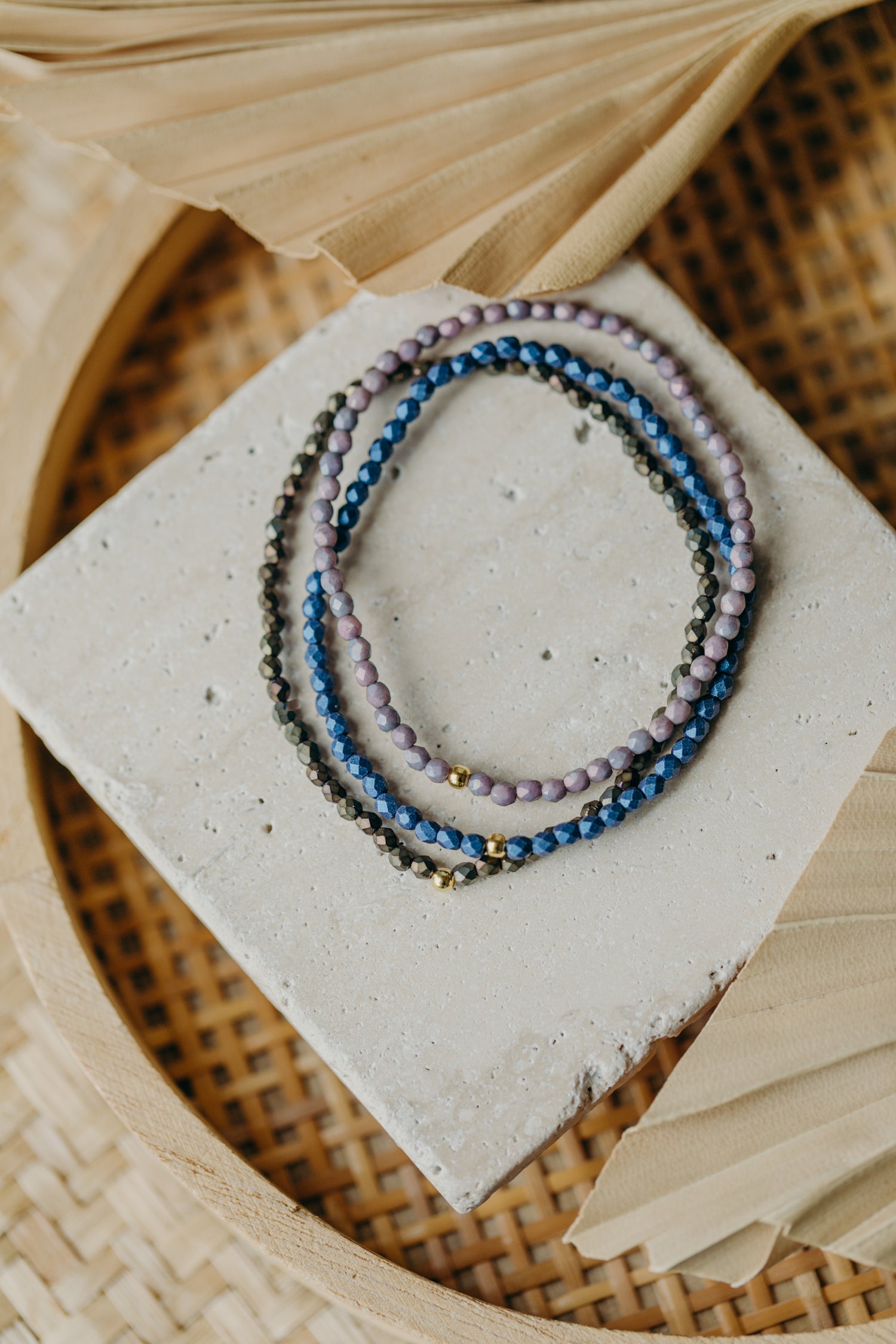 two-tone glass bead bracelet blue & cream