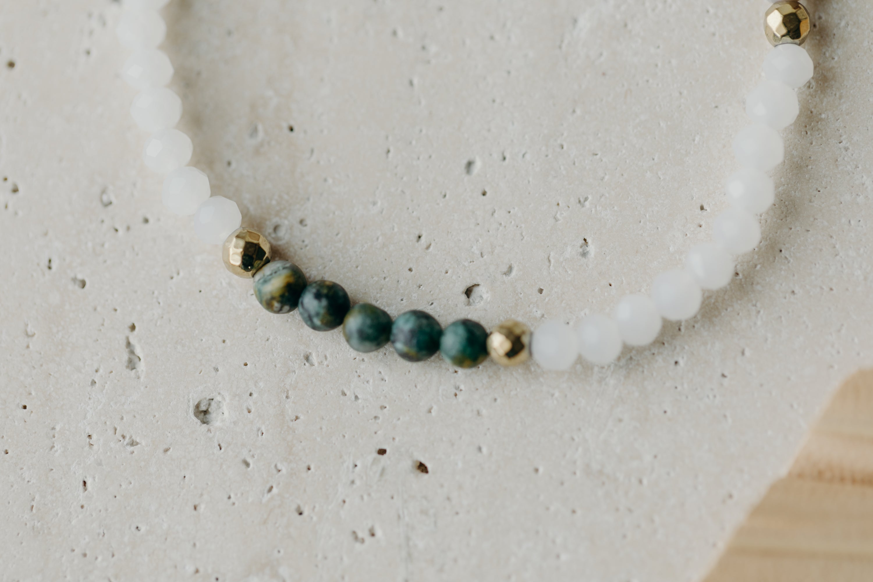 Armband dunkelgrünem Achat Perlen, hellen und grauen Glasperlen