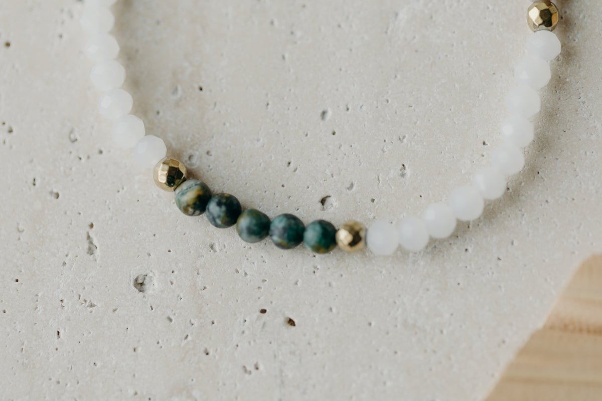 Armband dunkelgrünem Achat Perlen, hellen und grauen Glasperlen