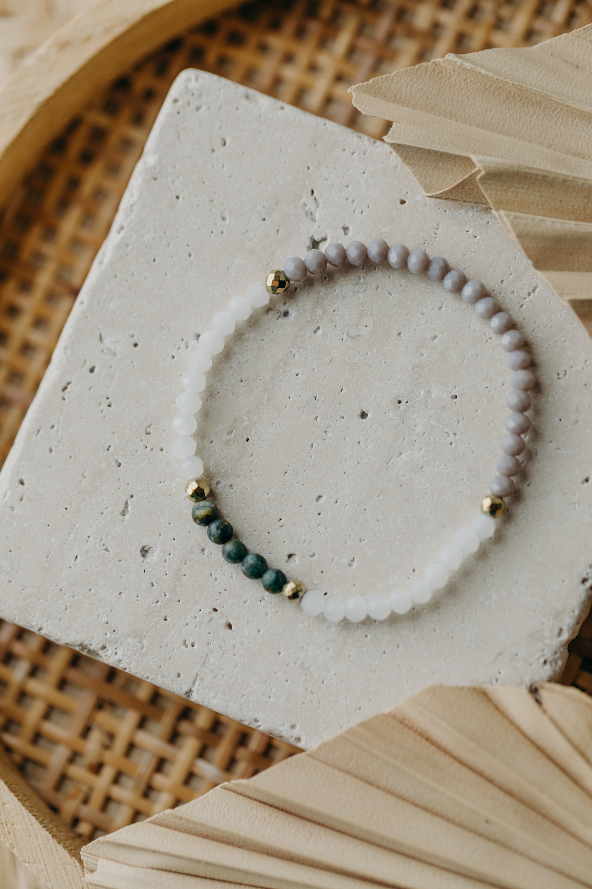 Armband dunkelgrünem Achat Perlen, hellen und grauen Glasperlen