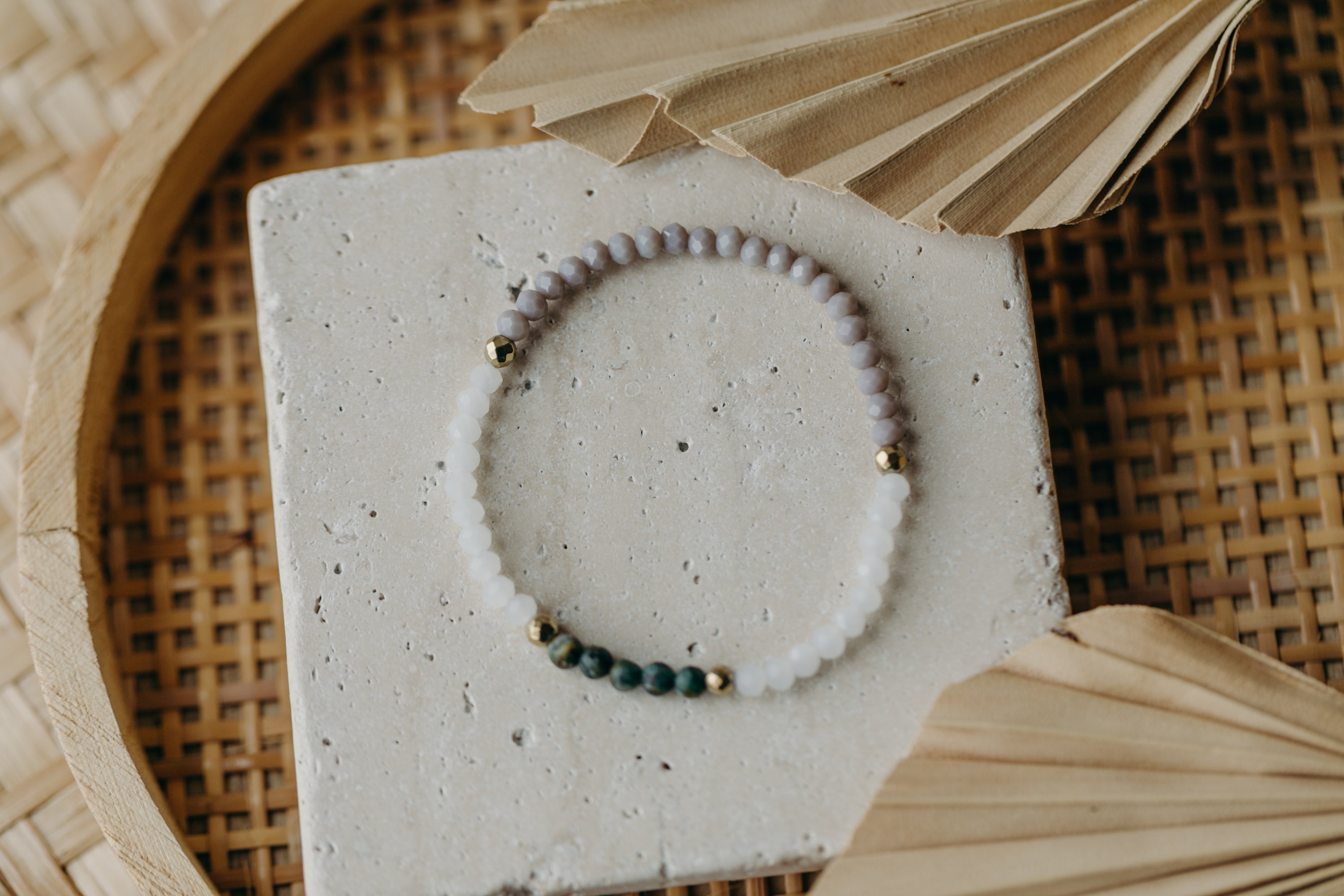 Armband dunkelgrünem Achat Perlen, hellen und grauen Glasperlen