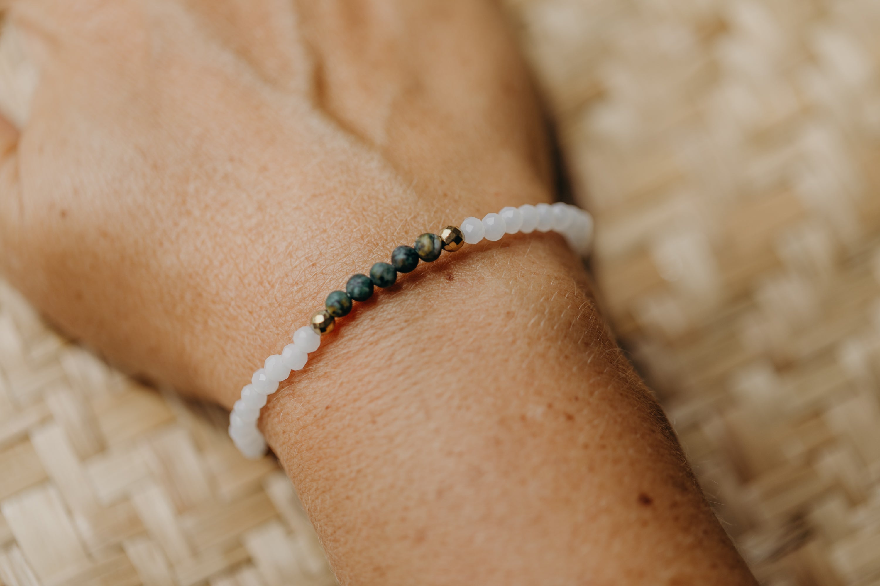 Armband dunkelgrünem Achat Perlen, hellen und grauen Glasperlen