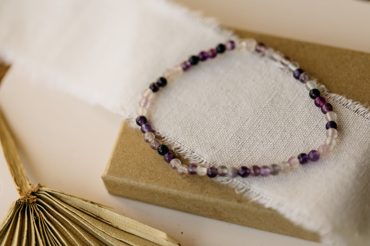 Armband mit lila Fluorit Edelstein Perlen