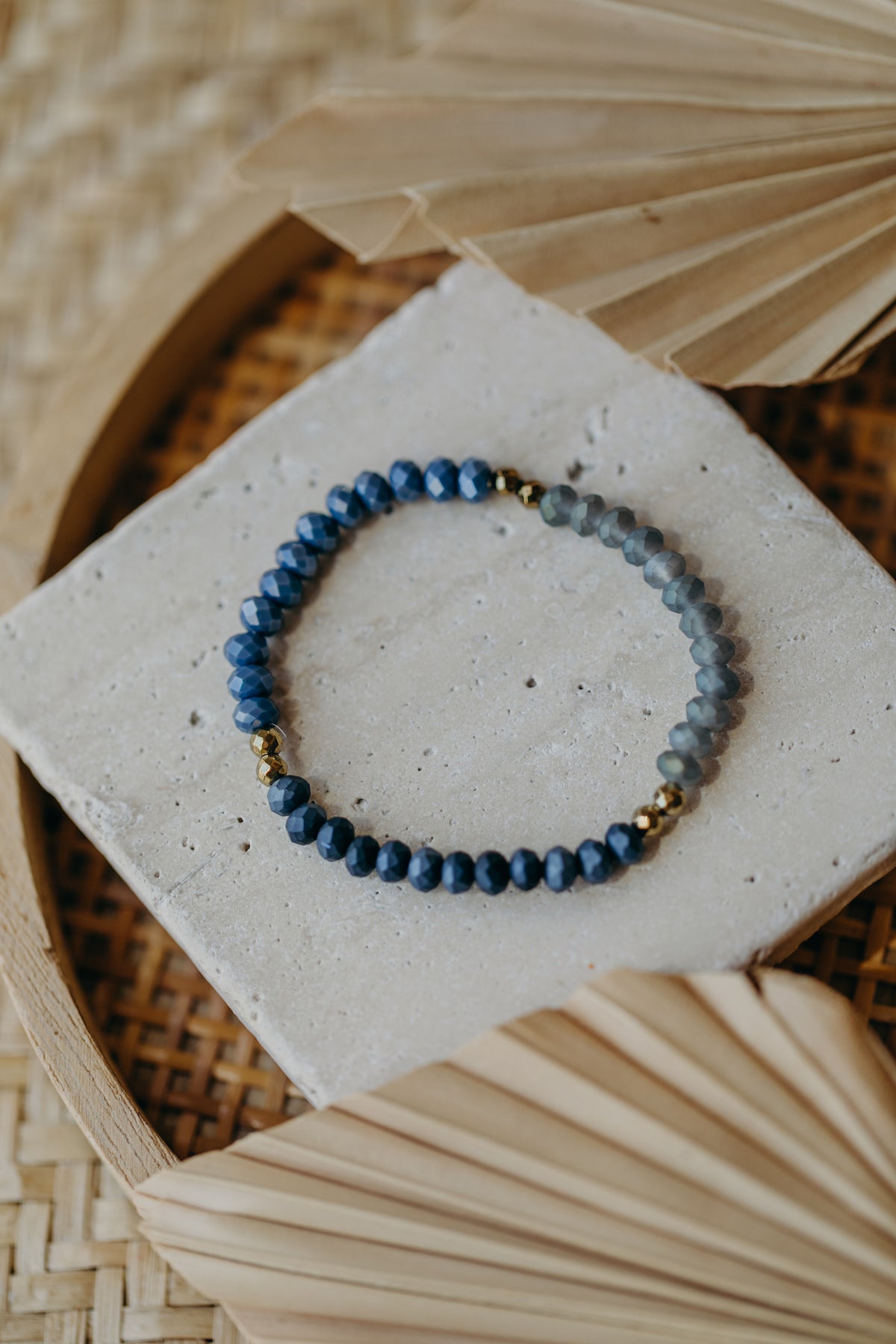 Dreifarbiges Glasperlenarmband - Blau-Grau, Blau und Dunkelblau