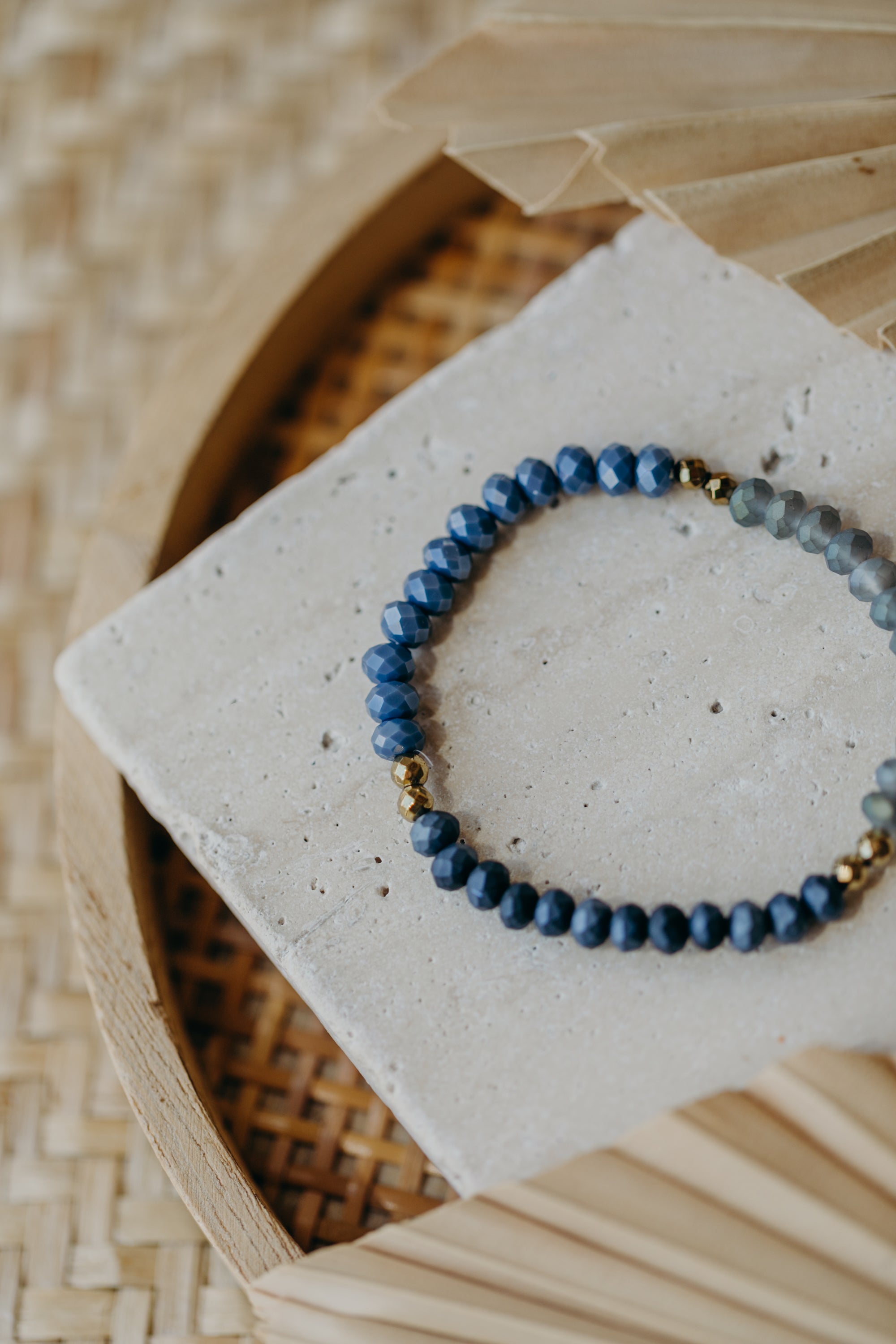 two-tone glass bead bracelet blue & cream