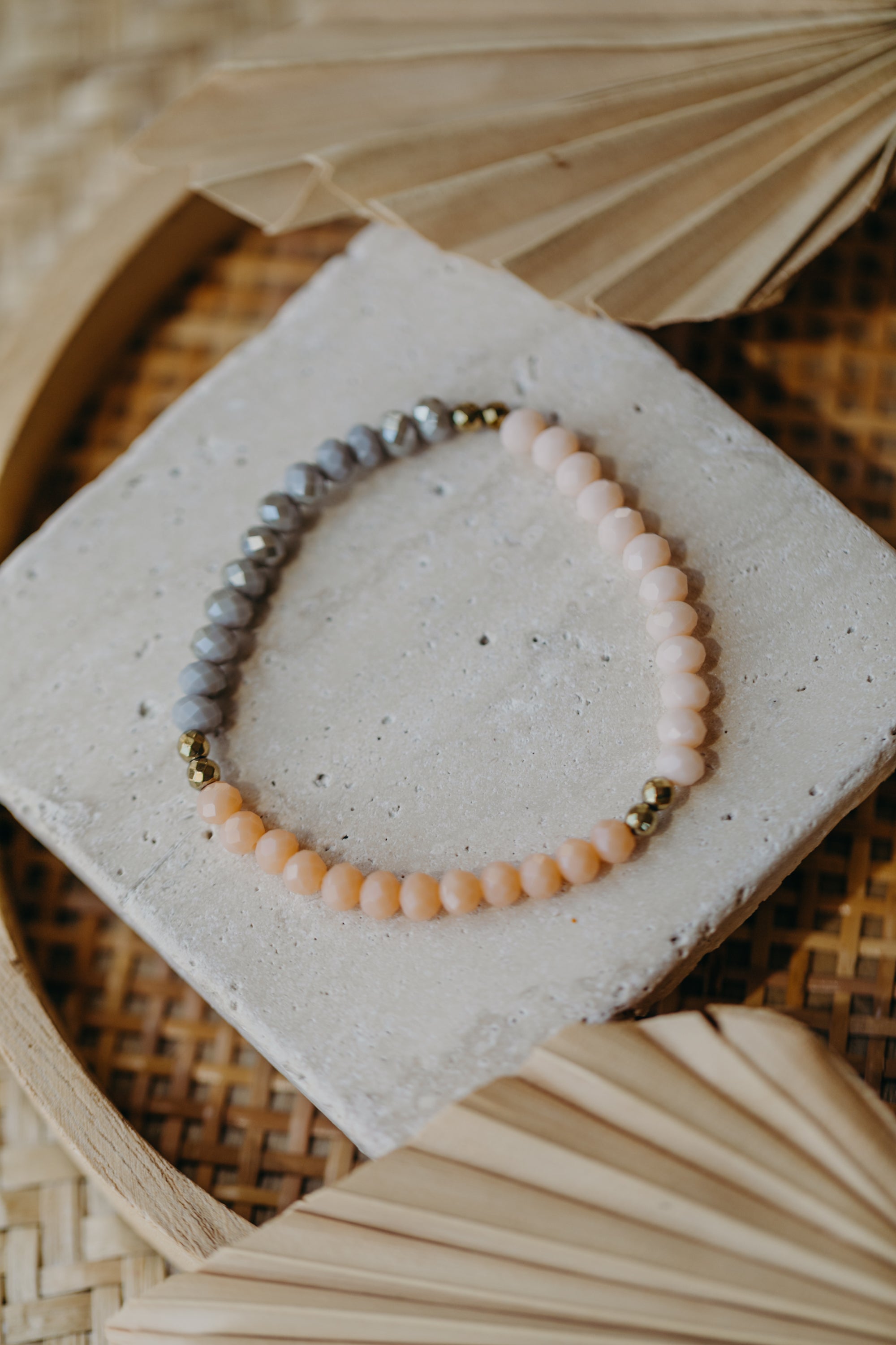 Dreifarbiges Glasperlenarmband - Apricot, Lachs und Grau