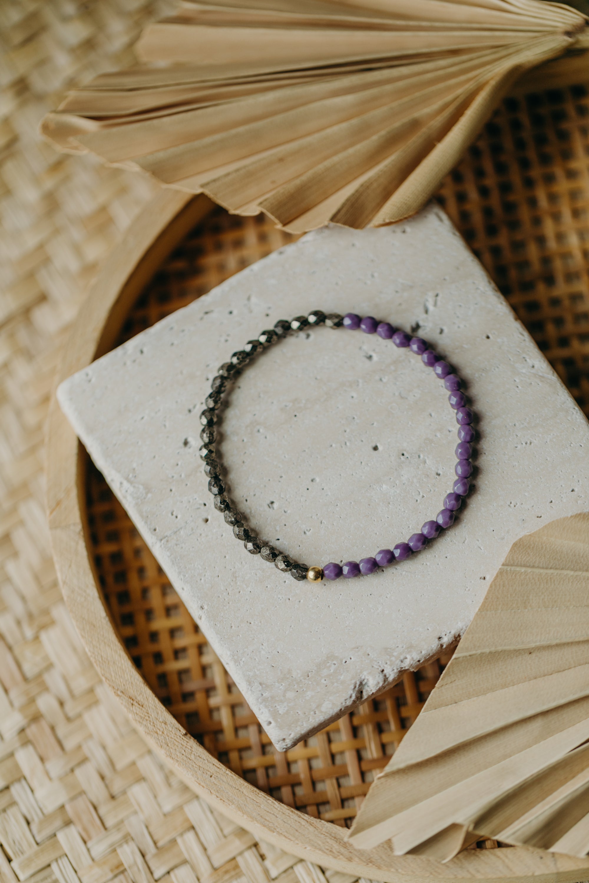 two-tone glass bead bracelet blue & cream