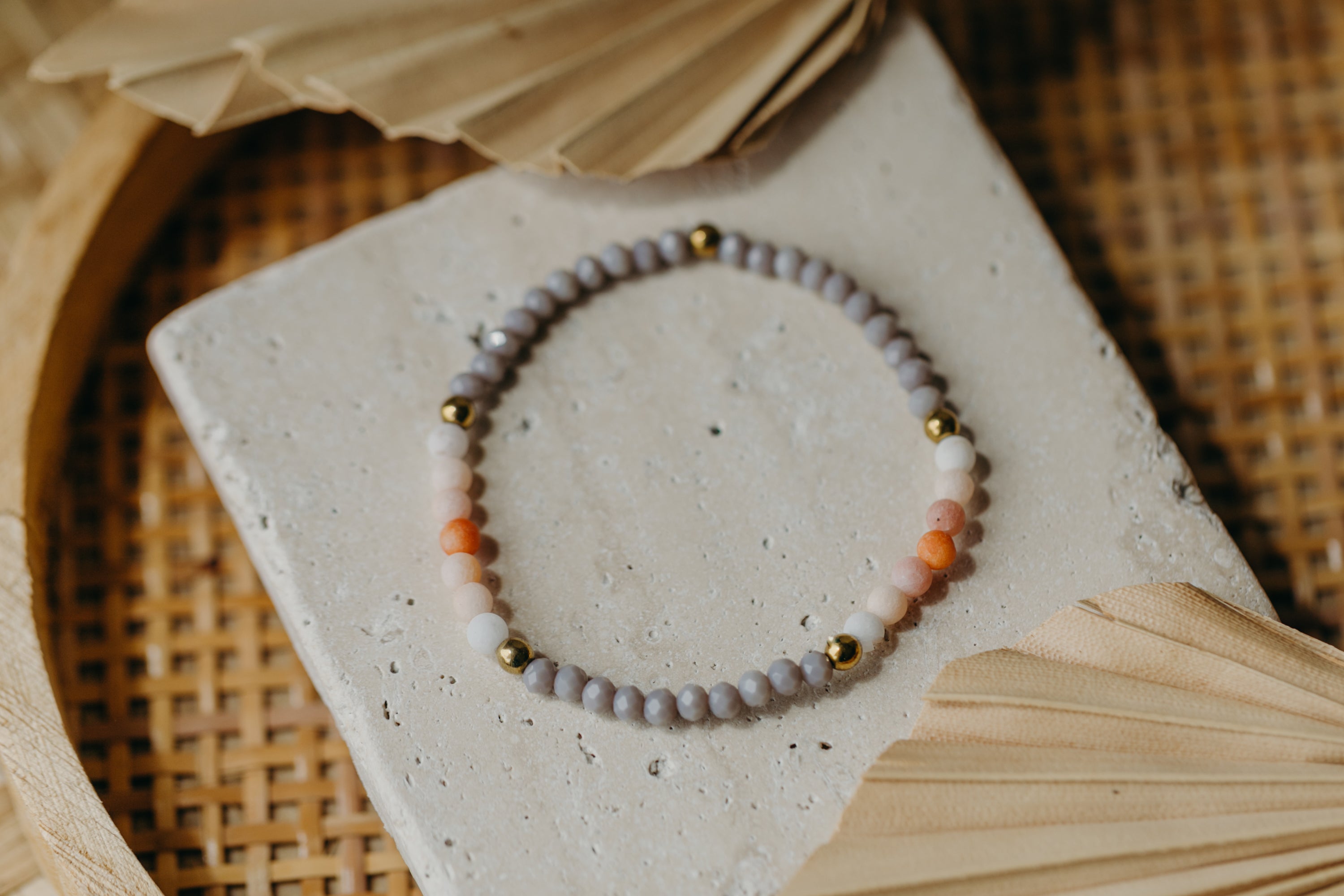 Armband mit weiß-orangen Achat Edelstein Perlen