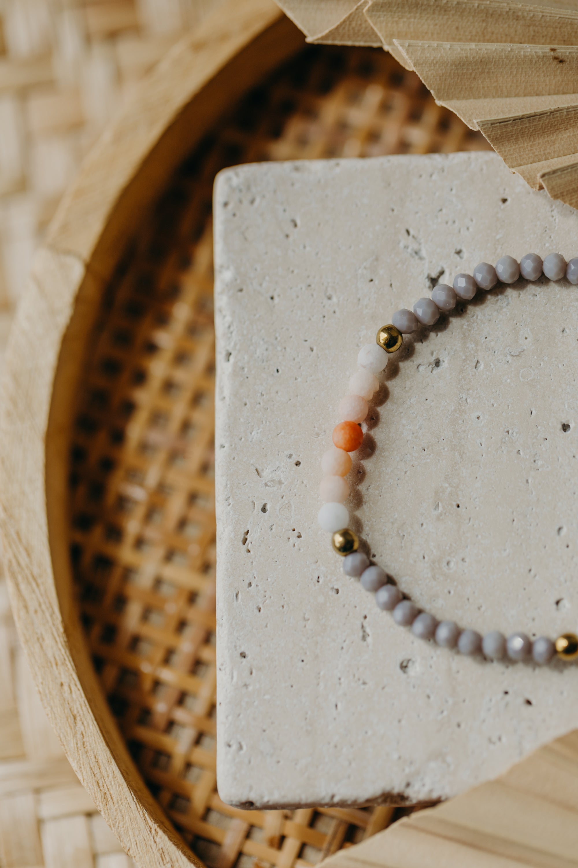 Armband mit weiß-orangen Achat Edelstein Perlen