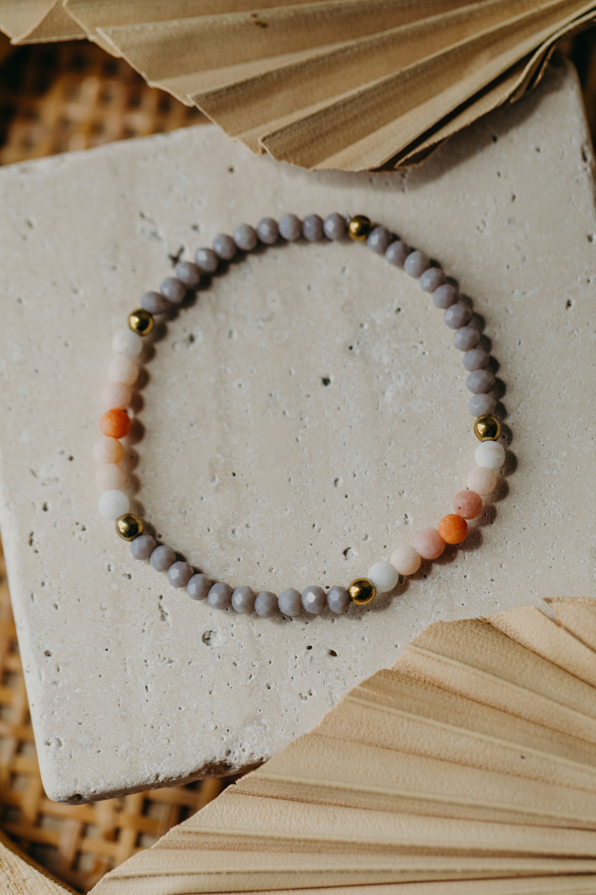 Armband mit weiß-orangen Achat Edelstein Perlen