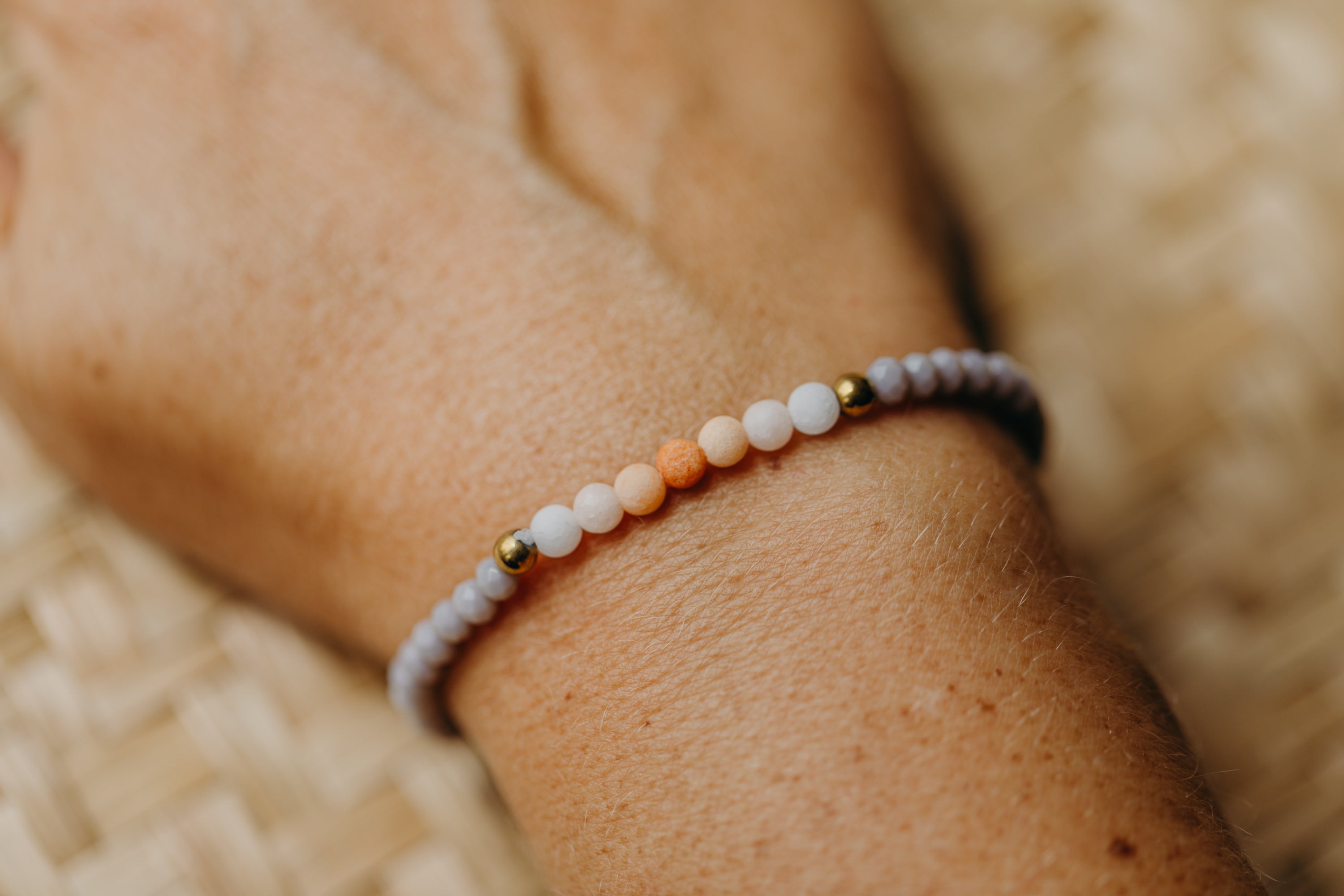 Armband mit weiß-orangen Achat Edelstein Perlen