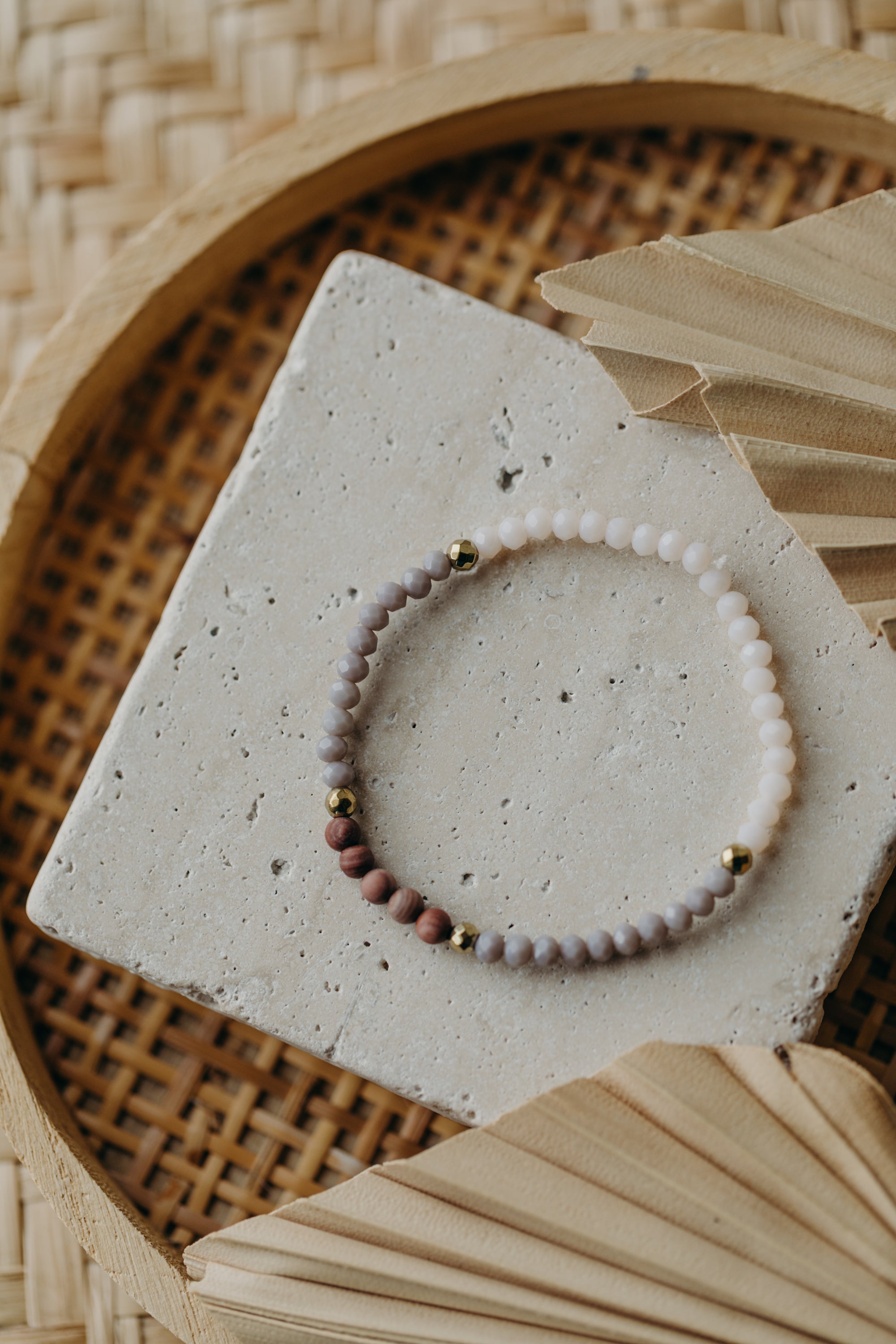 Armband terrakotta Naturstein mit hellen und grauen Perlen