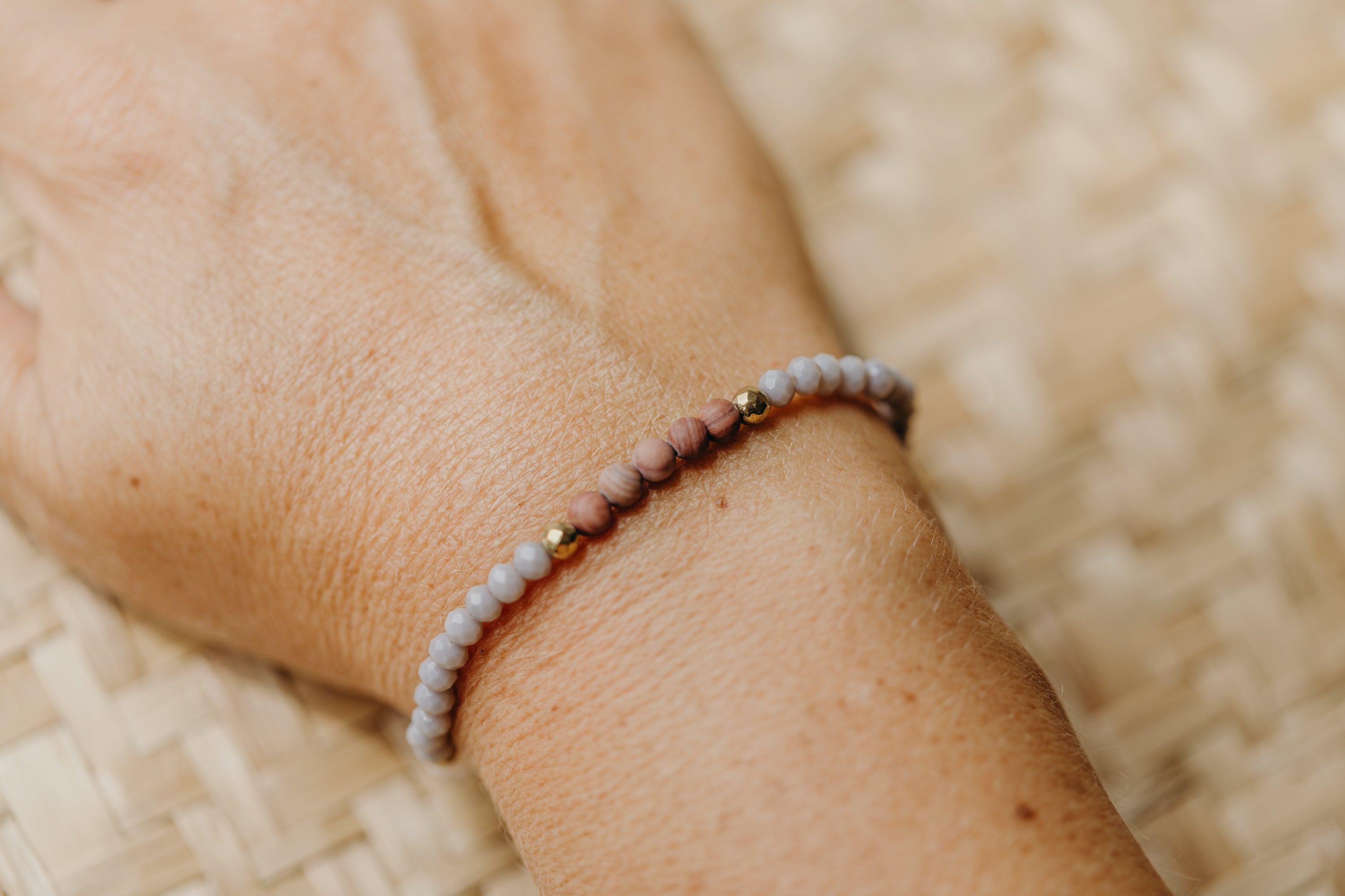 Armband terrakotta Naturstein mit hellen und grauen Perlen