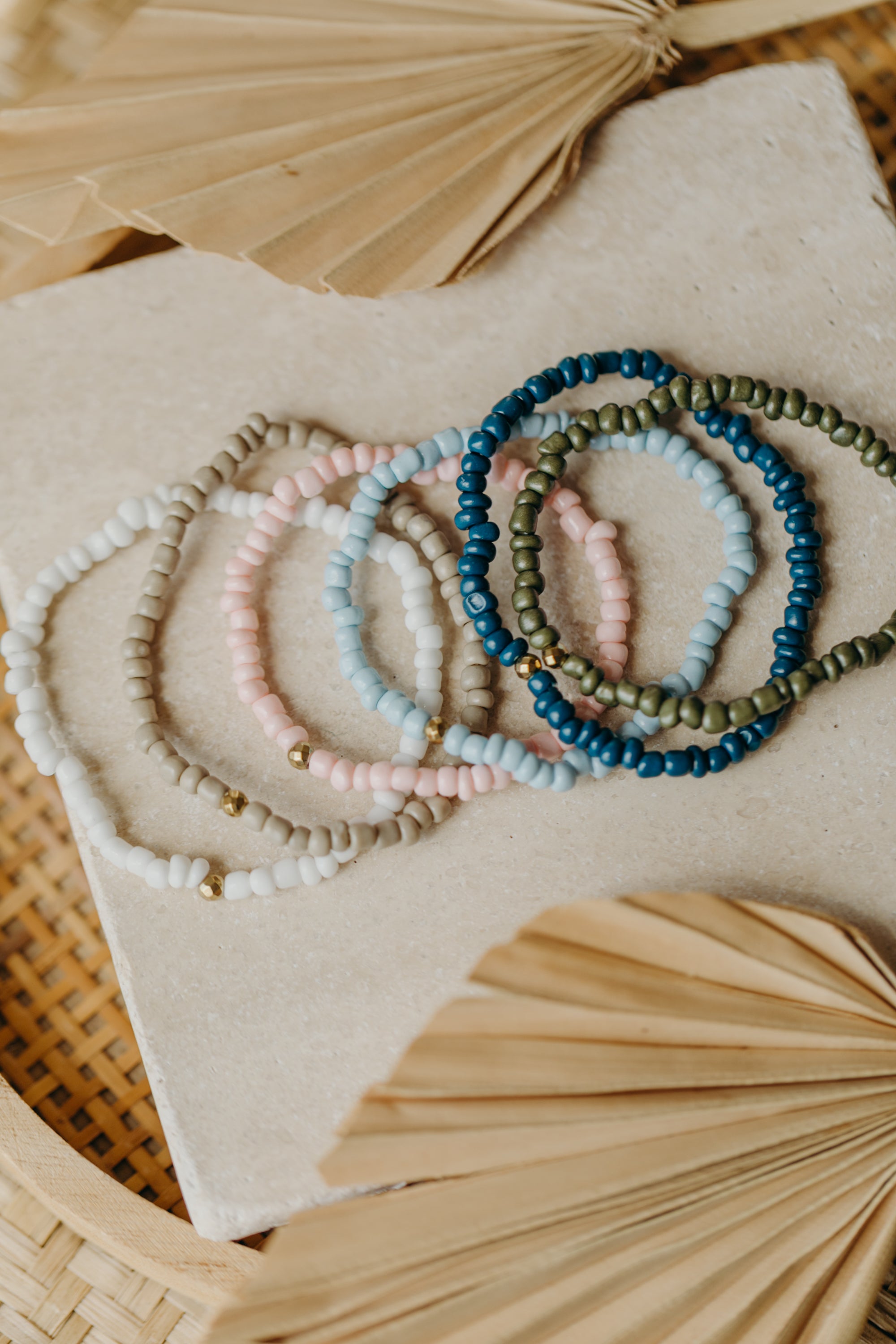 two-tone glass bead bracelet blue & cream