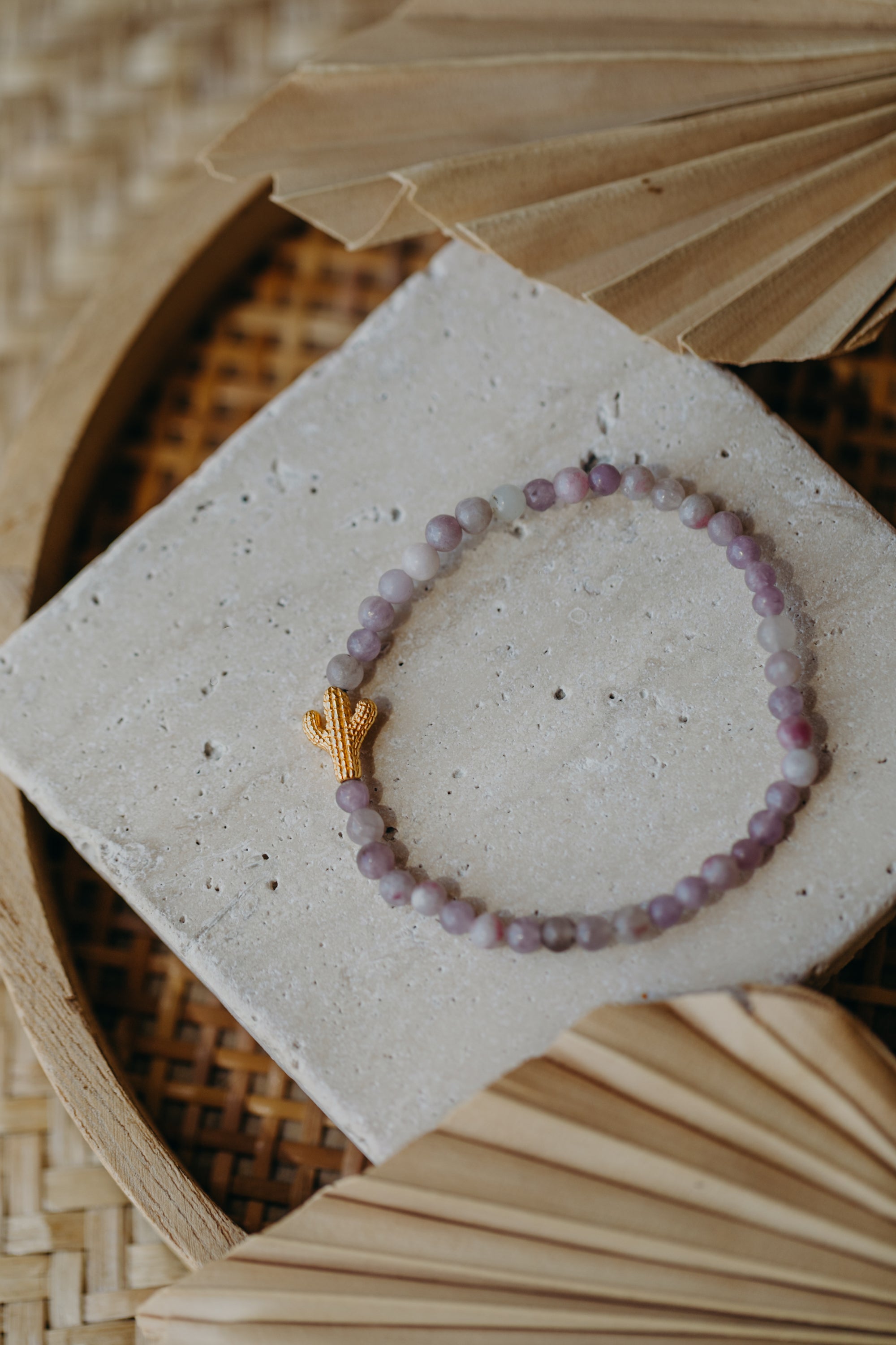 Lila Jade Perlenarmband mit Kaktus