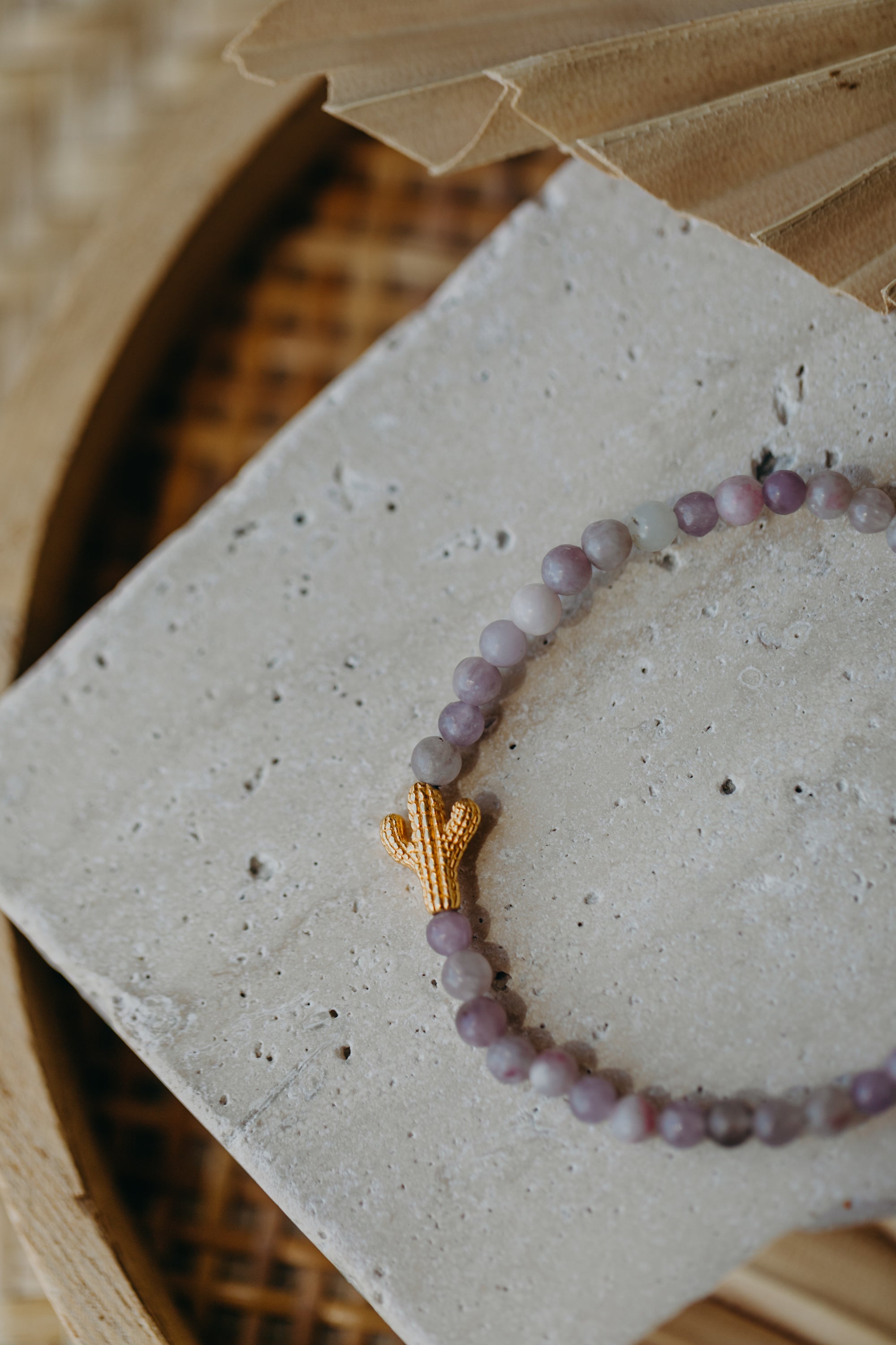 Lila Jade Perlenarmband mit Kaktus