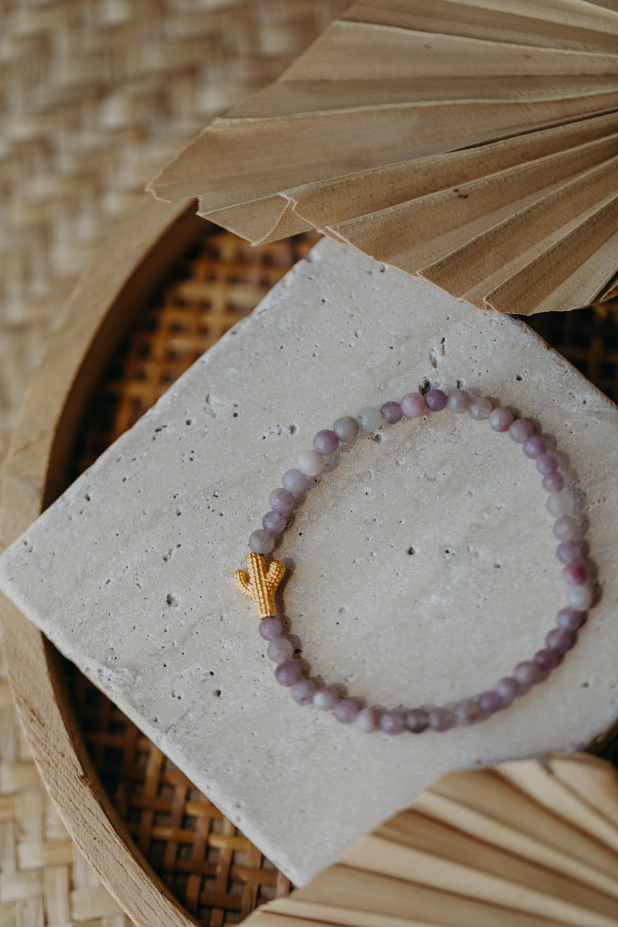 Lila Jade Perlenarmband mit Kaktus