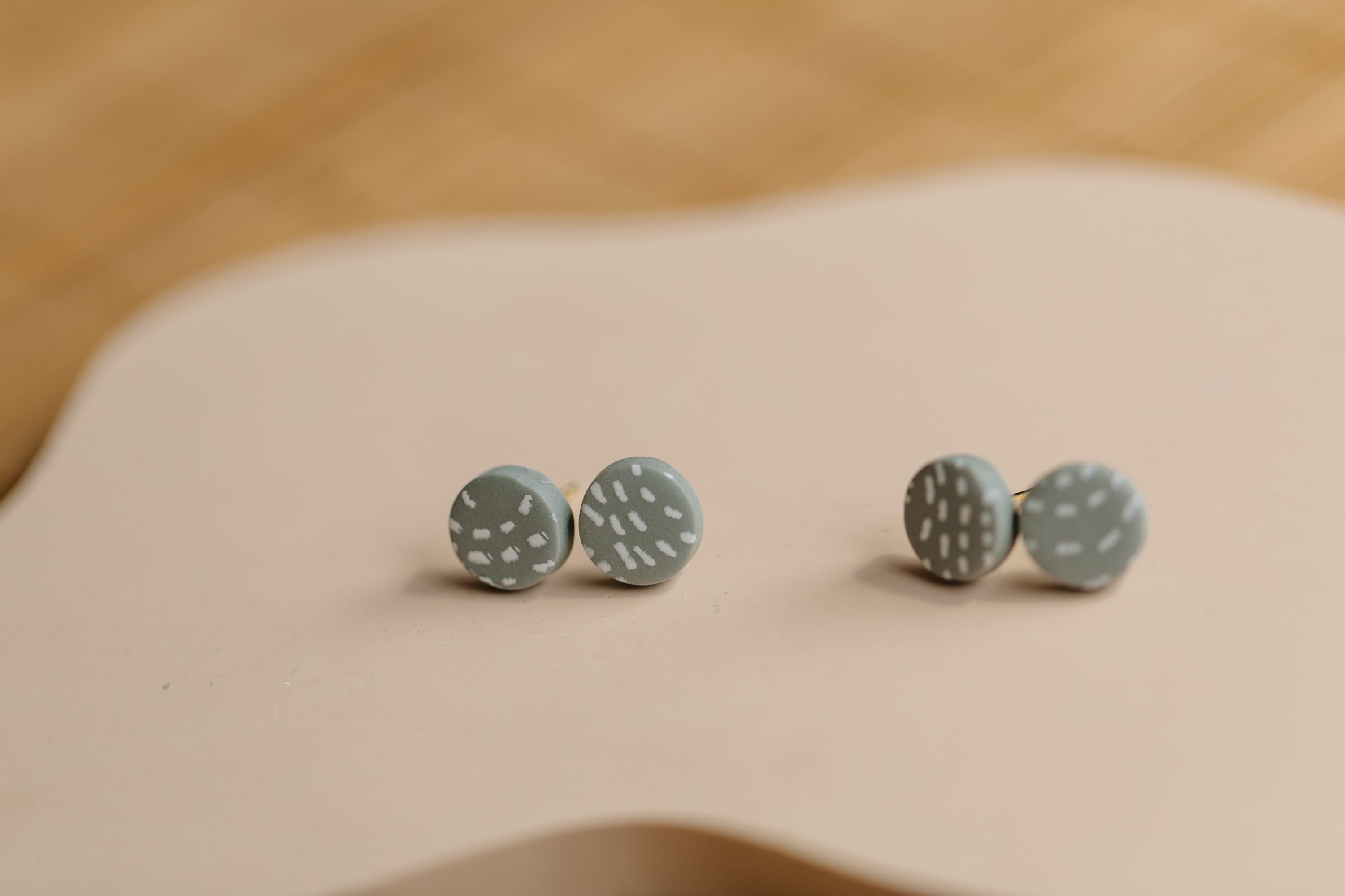 mint weiß gemusterte Polymer Ton Ohrstecker