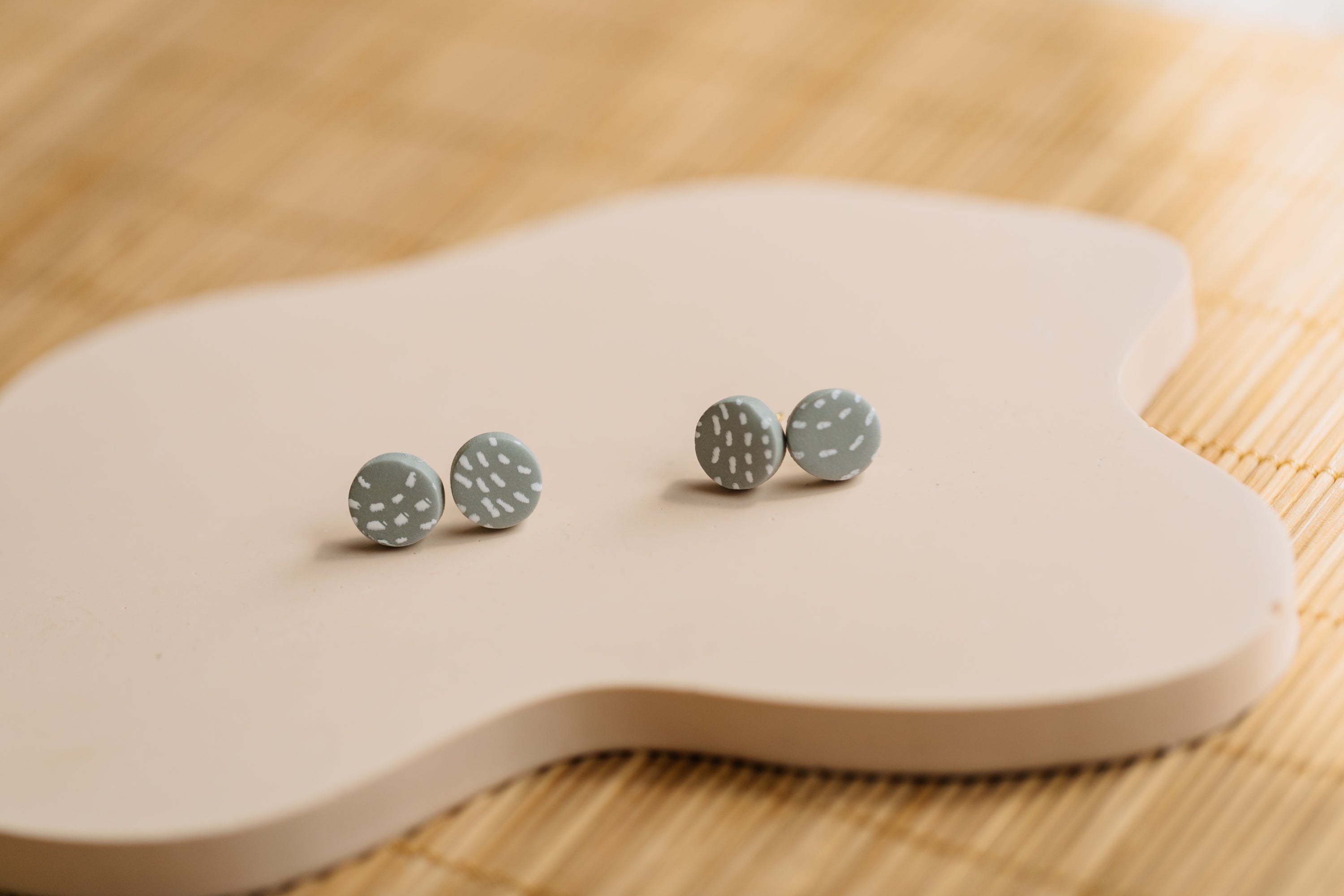 mint weiß gemusterte Polymer Ton Ohrstecker