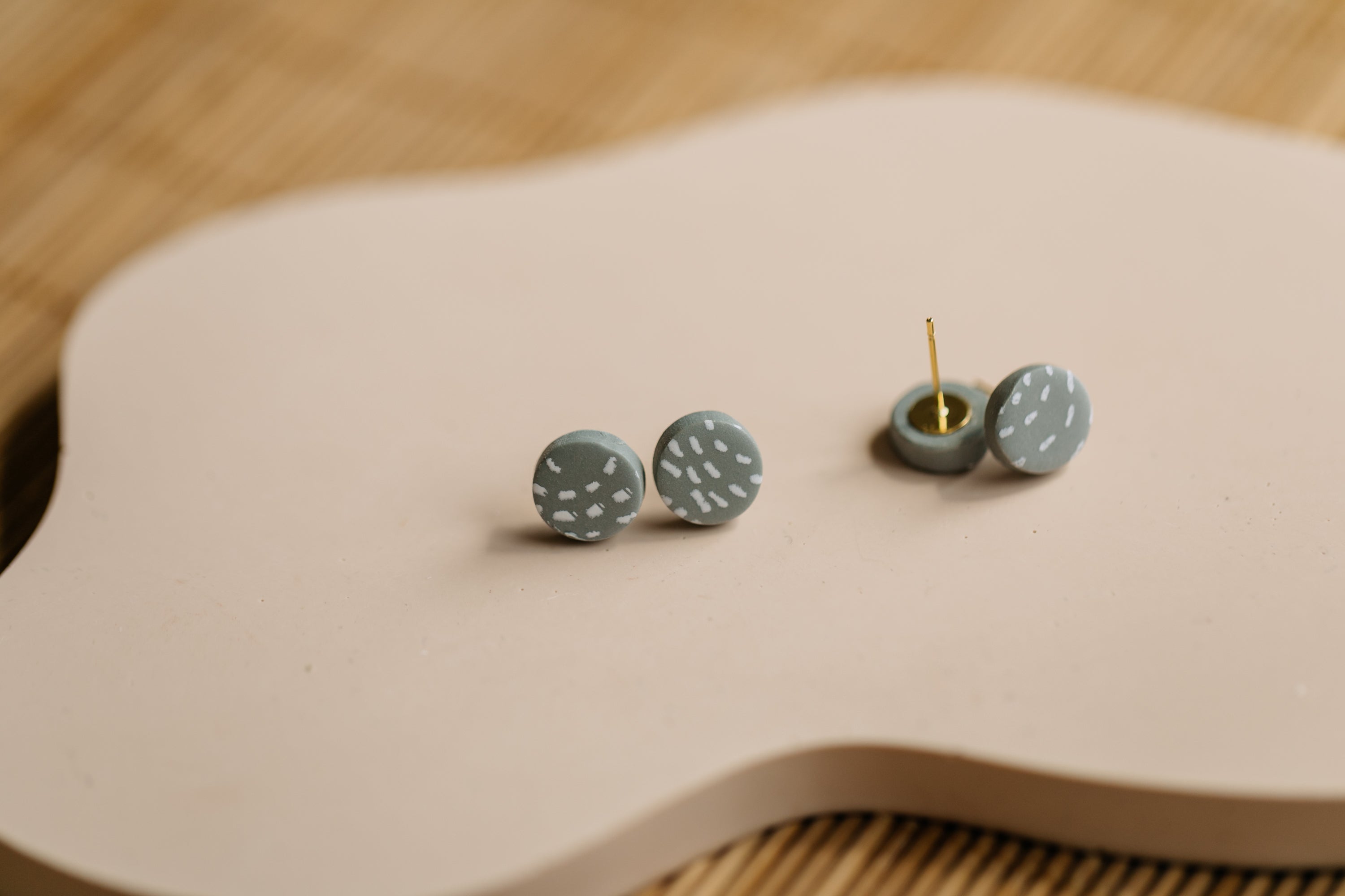 mint weiß gemusterte Polymer Ton Ohrstecker