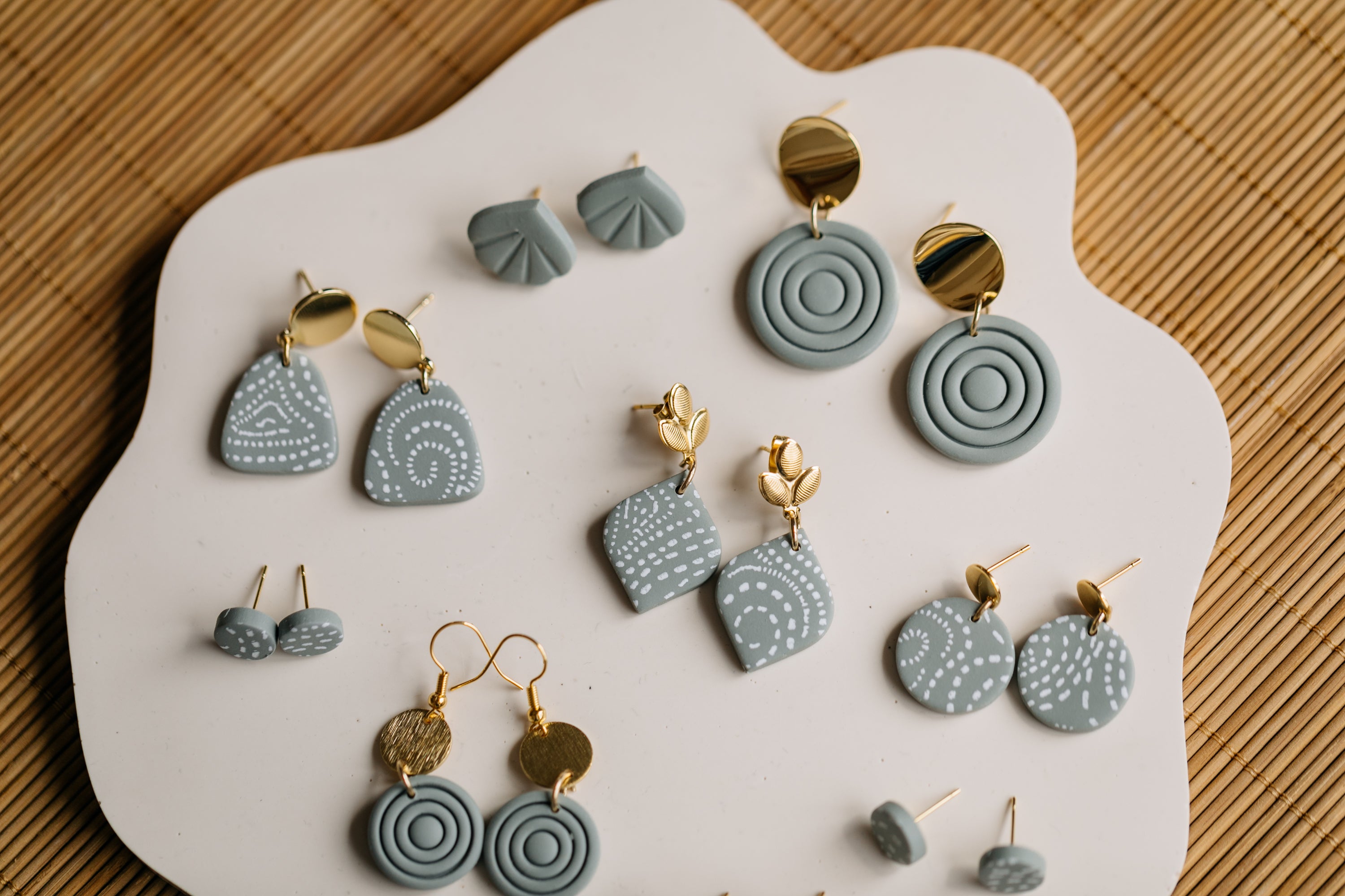 mint weiß gemusterte Polymer Ton Ohrstecker