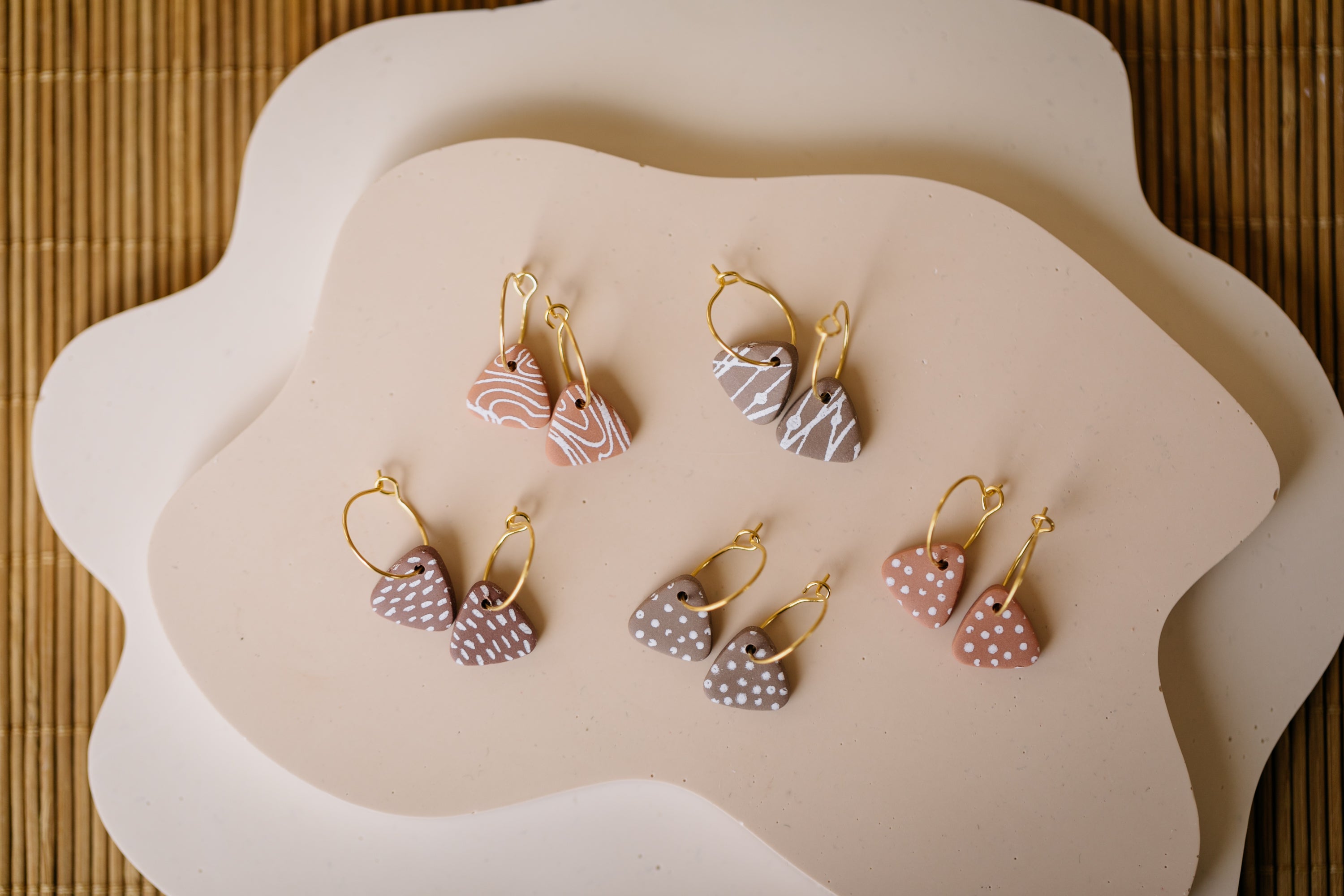 BERRY Kollektion - dreieckige Ohrringe aus Polymer Ton weißem Muster