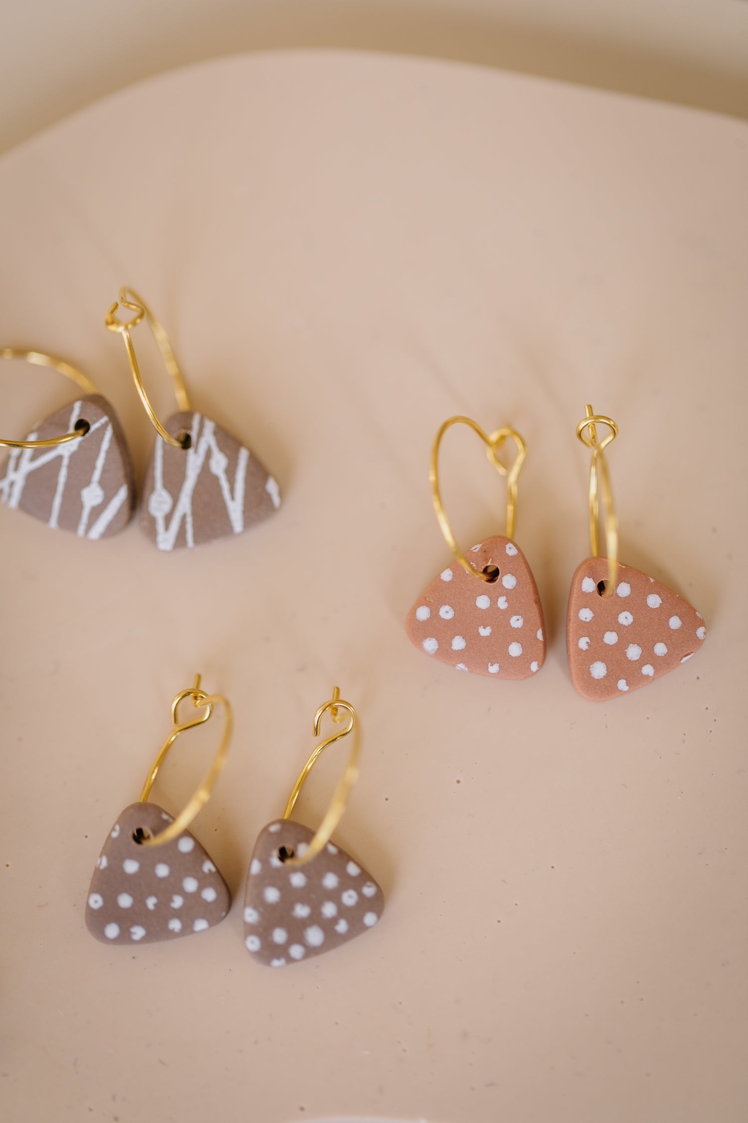 BERRY Kollektion - dreieckige Ohrringe aus Polymer Ton weißem Muster