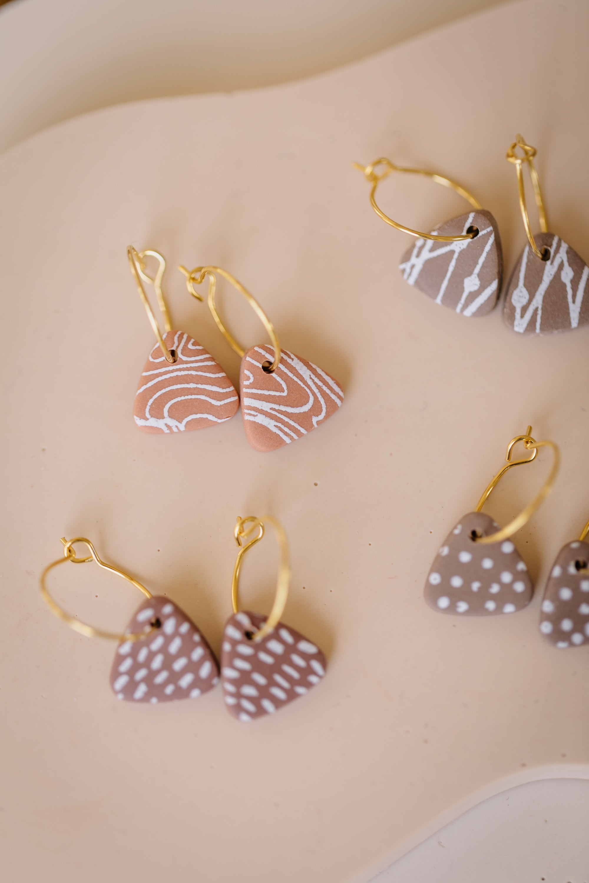 BERRY Kollektion - dreieckige Ohrringe aus Polymer Ton weißem Muster