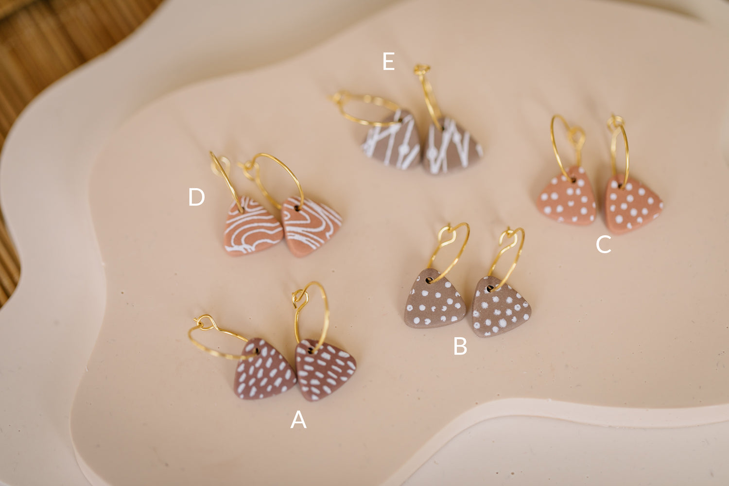 BERRY Kollektion - dreieckige Ohrringe aus Polymer Ton weißem Muster