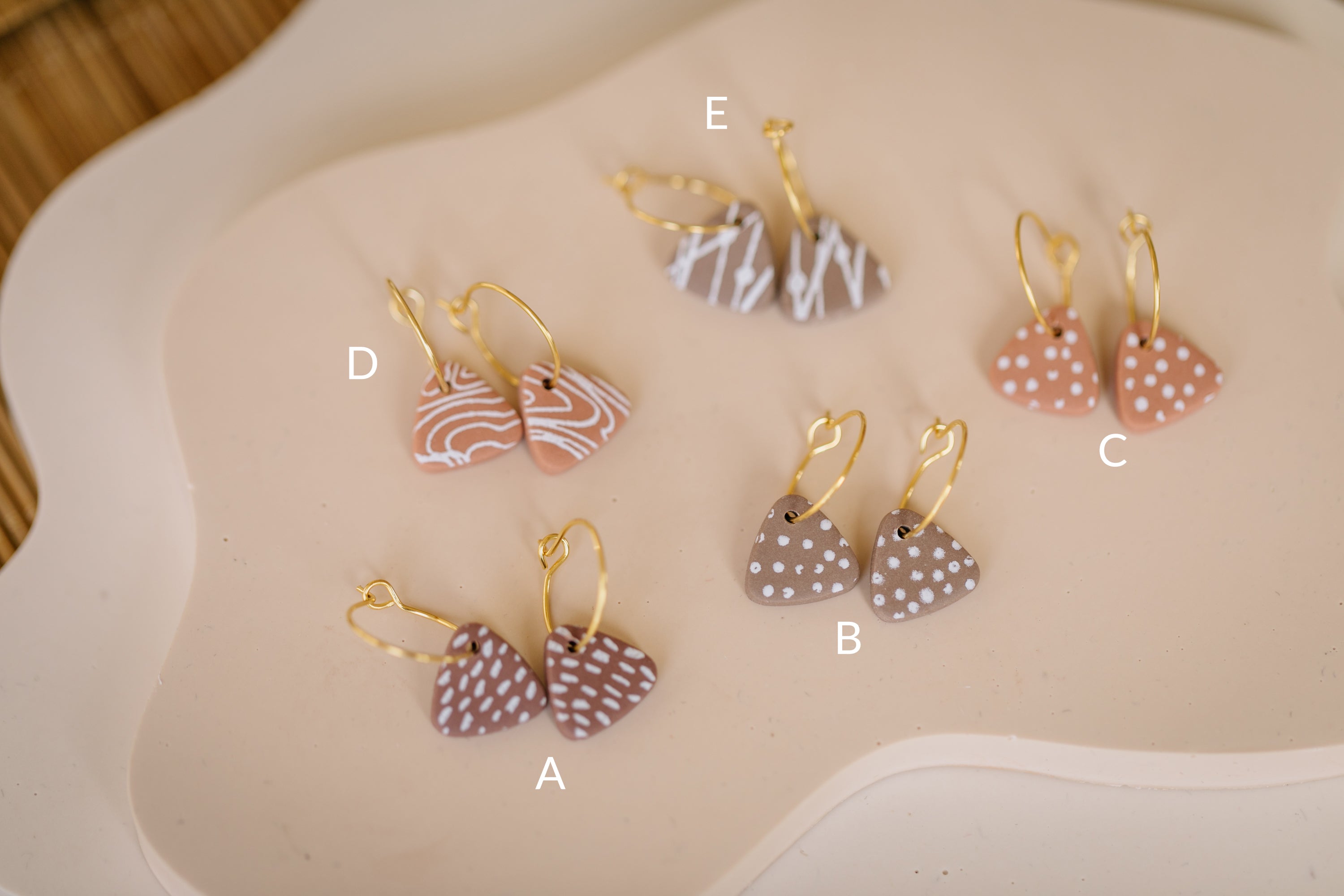 BERRY Kollektion - dreieckige Ohrringe aus Polymer Ton weißem Muster