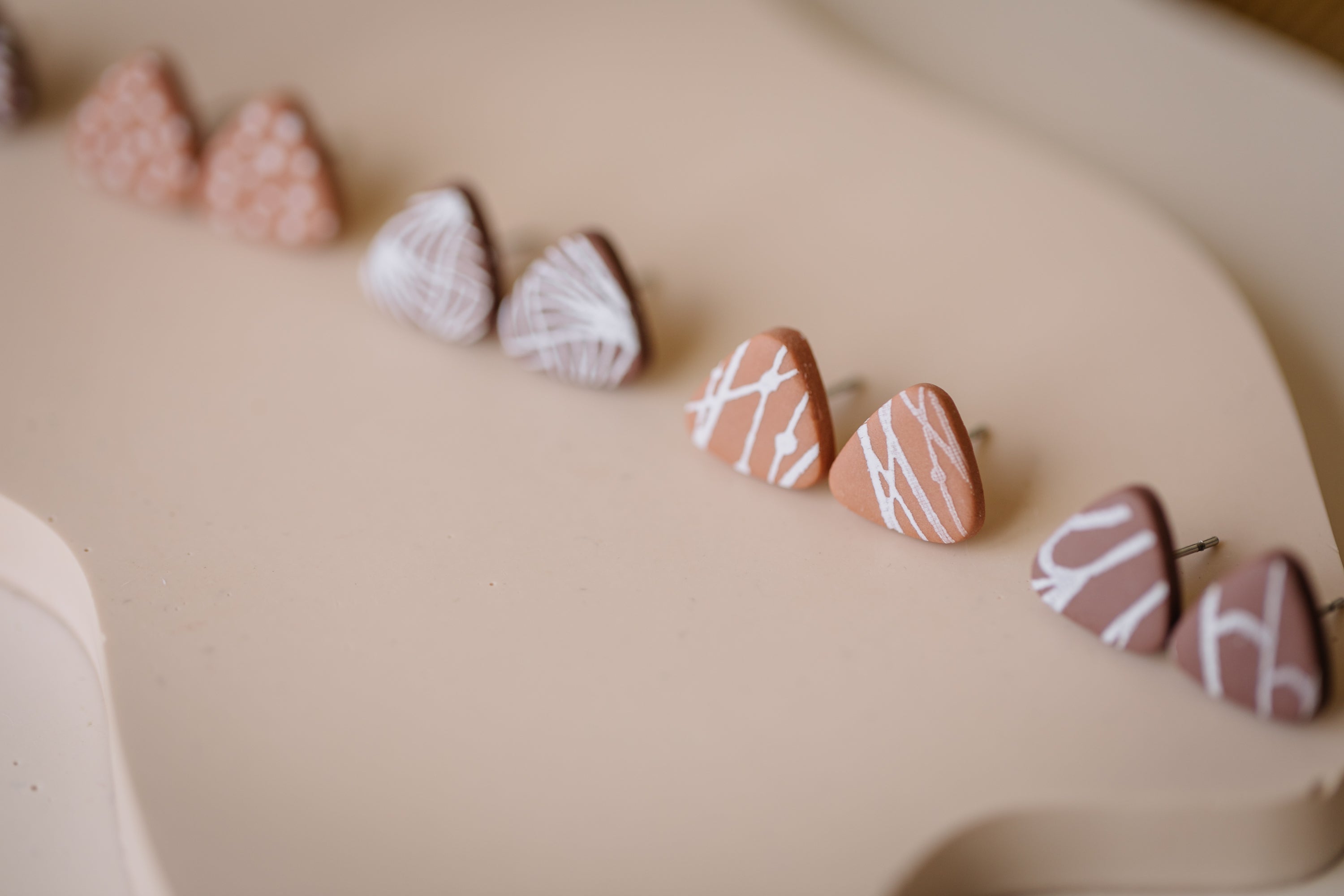 BERRY Kollektion - dreieckige Ohrstecker aus Polymer Ton weißem Muster