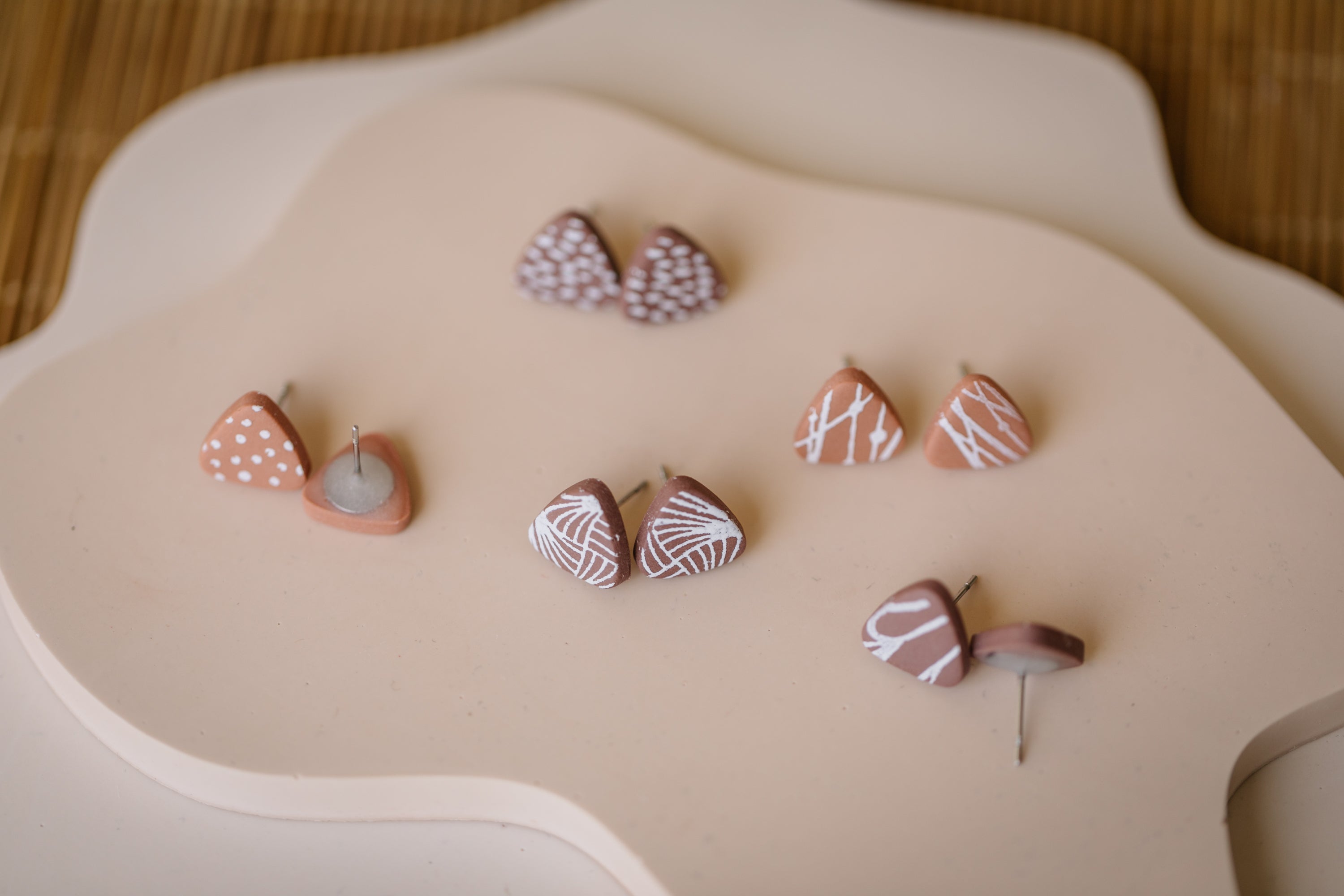 BERRY Kollektion - dreieckige Ohrstecker aus Polymer Ton weißem Muster