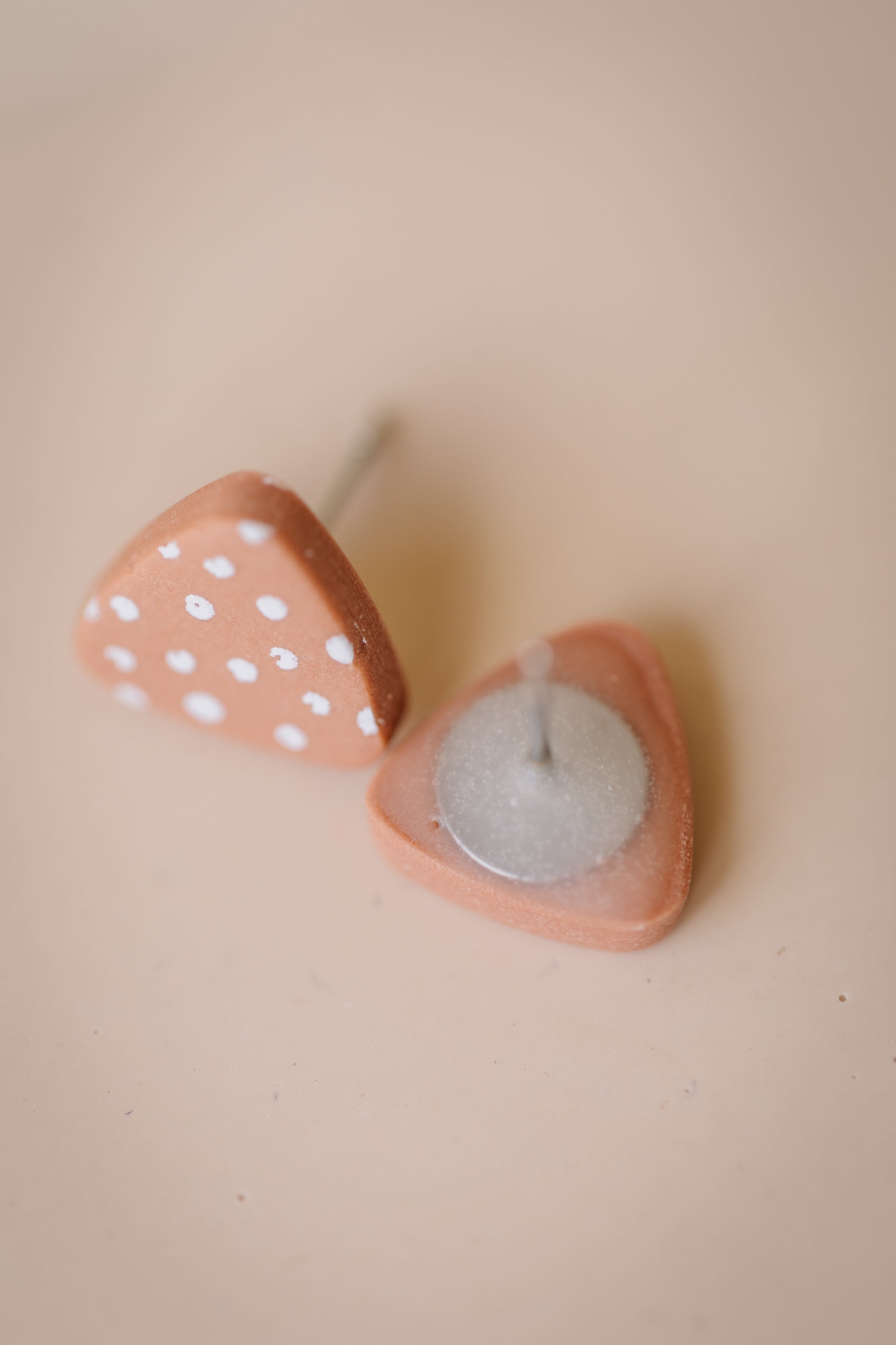 BERRY Kollektion - dreieckige Ohrstecker aus Polymer Ton weißem Muster