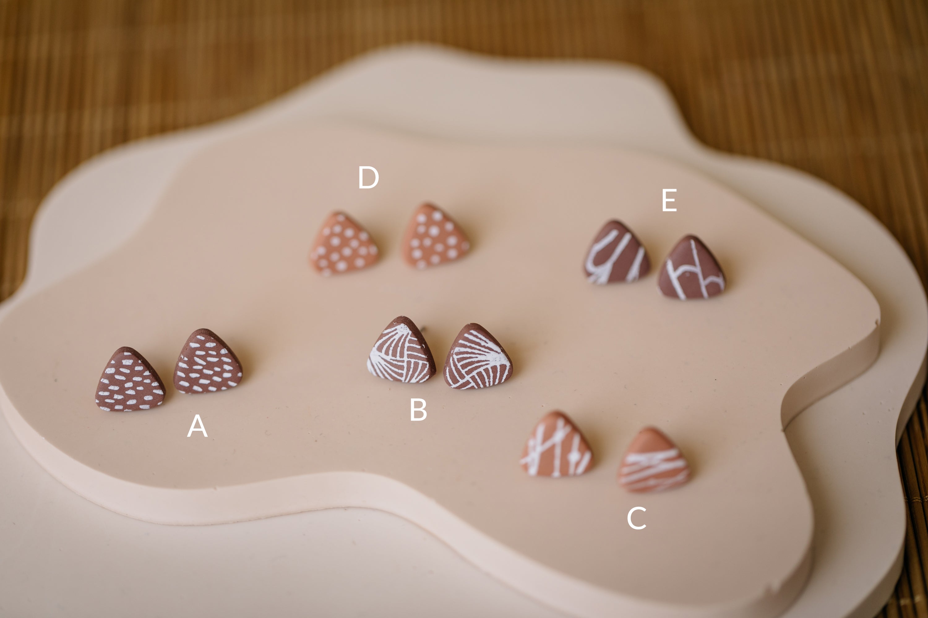 BERRY Kollektion - dreieckige Ohrstecker aus Polymer Ton weißem Muster