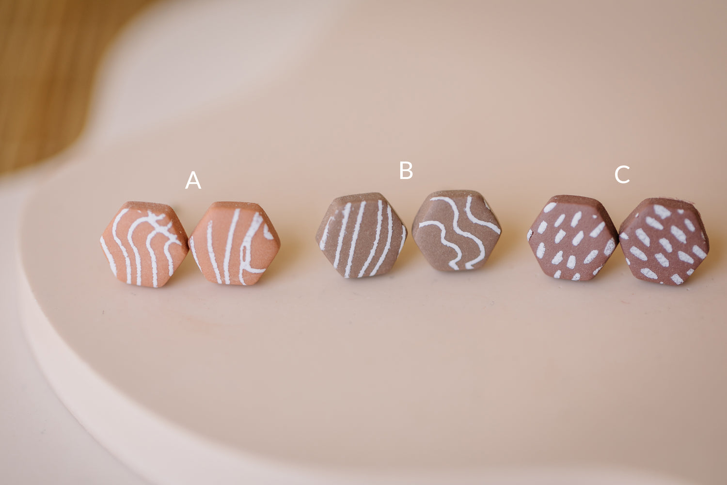 BERRY Kollektion - sechseckige Ohrstecker aus Polymer Ton weißem Muster