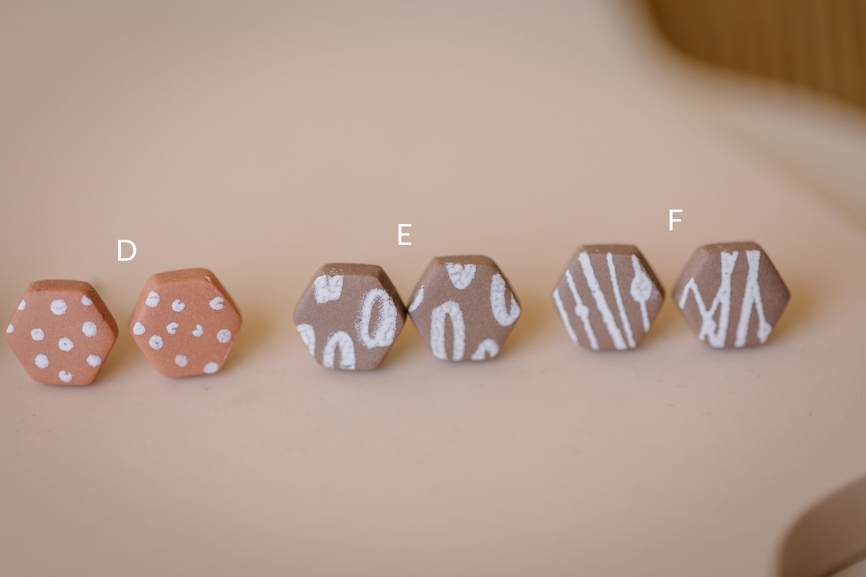 BERRY Kollektion - sechseckige Ohrstecker aus Polymer Ton weißem Muster