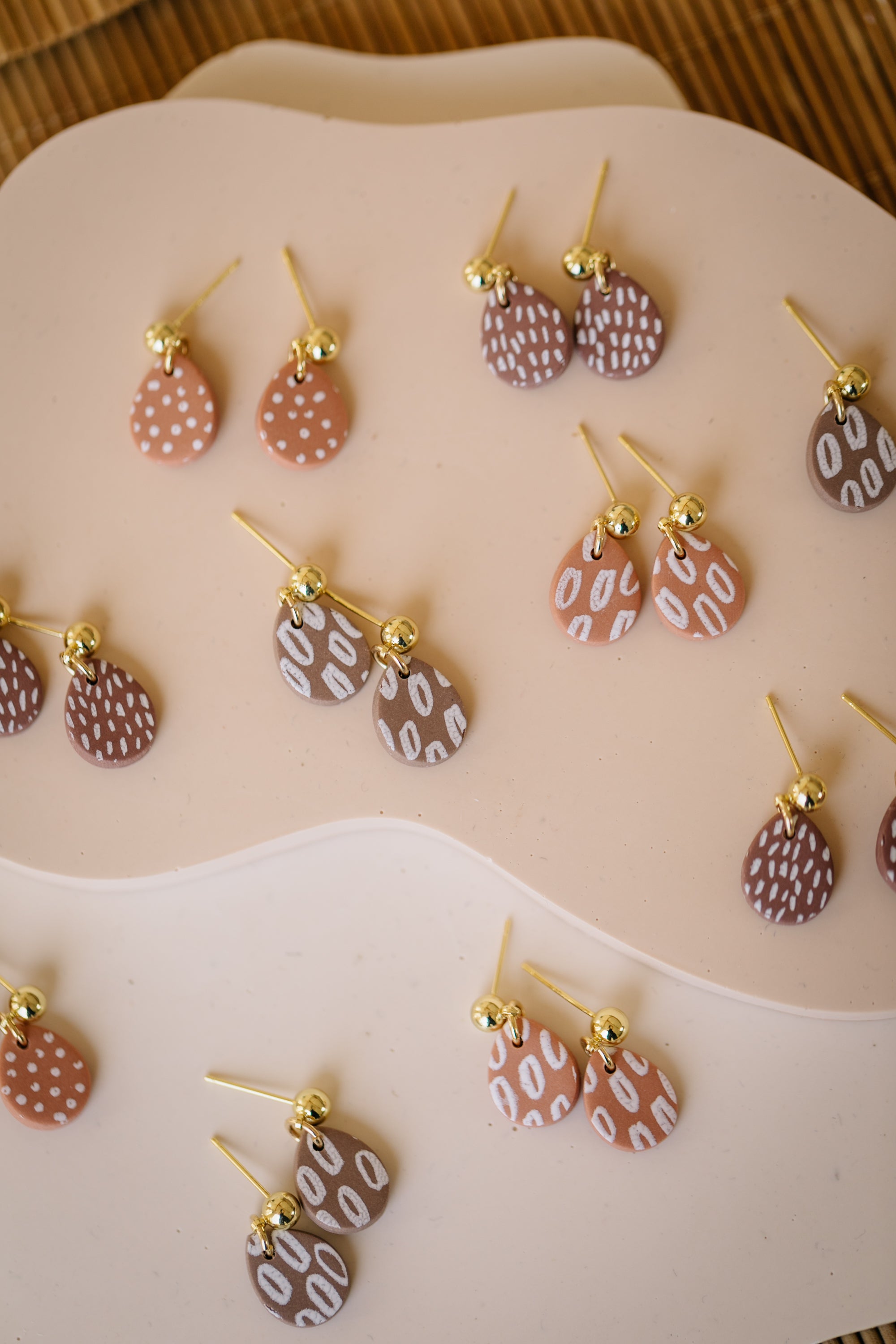 BERRY Kollektion - NOMI Tropfen Ohrringe aus  Polymer Ton weißem Muster