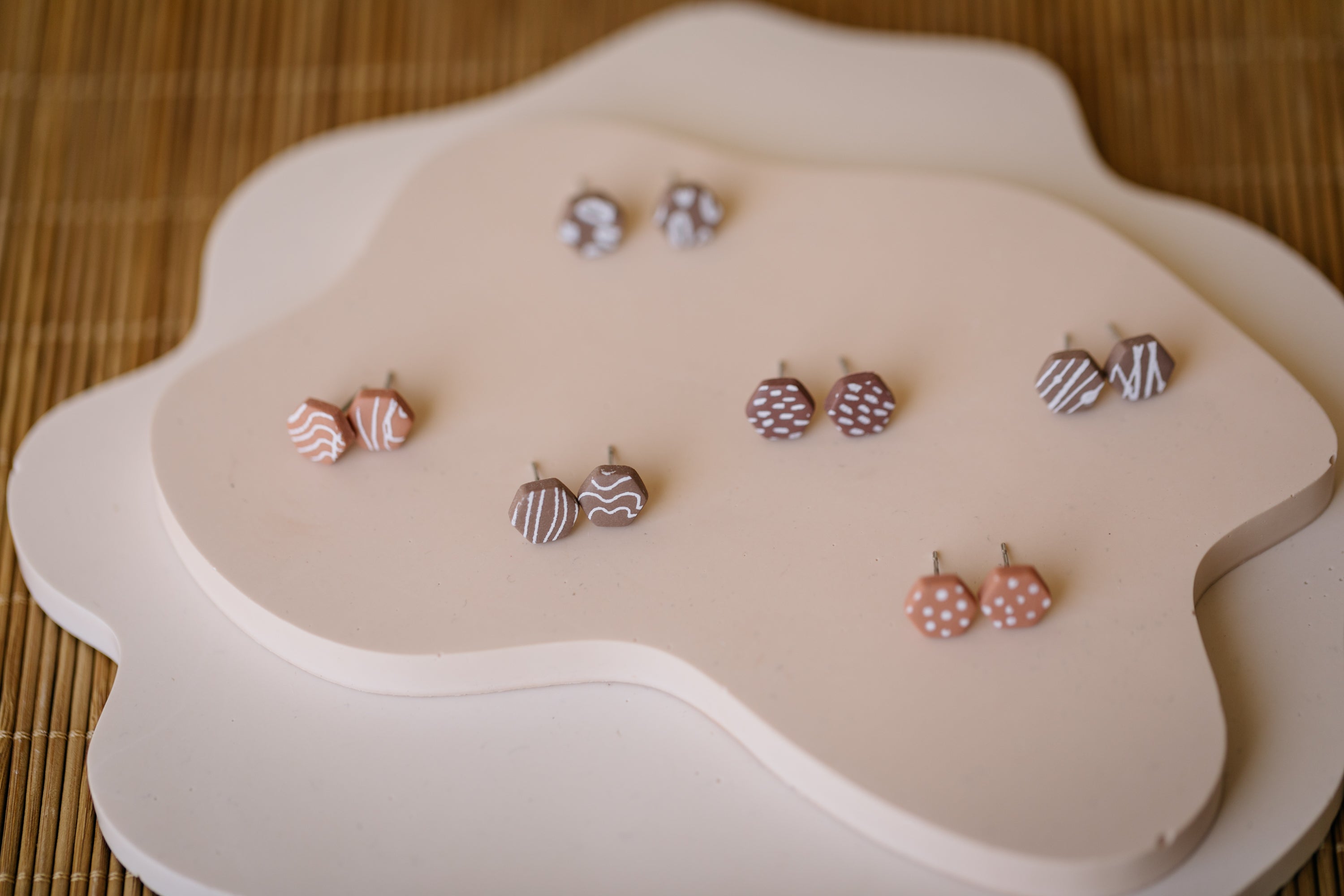 BERRY Kollektion - sechseckige Ohrstecker aus Polymer Ton weißem Muster