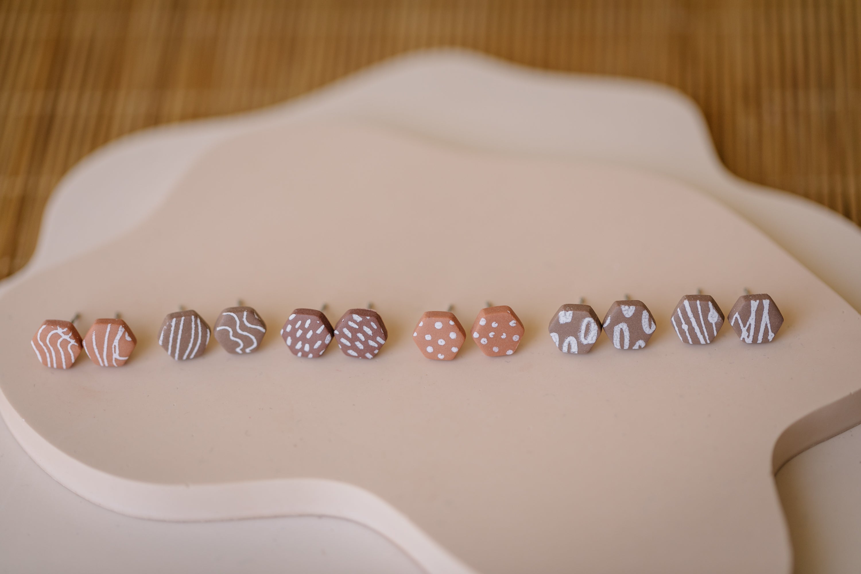 BERRY Kollektion - sechseckige Ohrstecker aus Polymer Ton weißem Muster