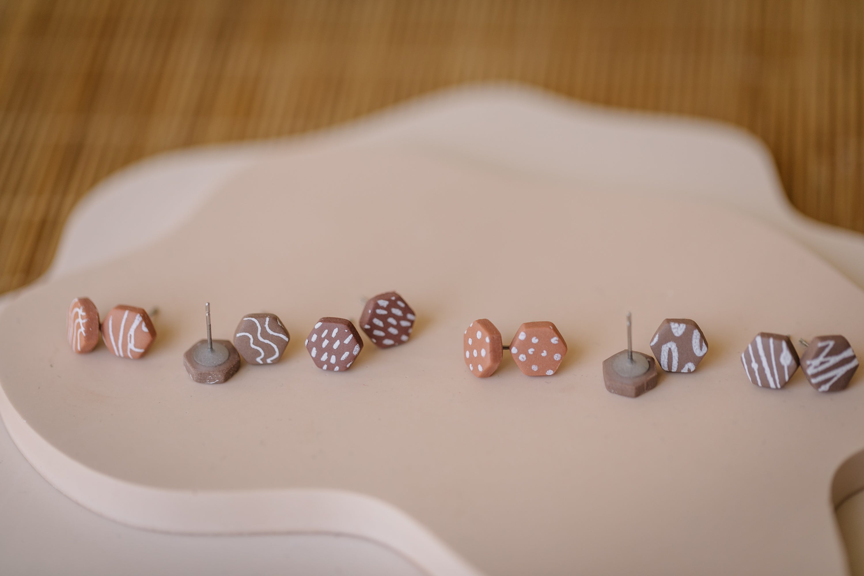 BERRY Kollektion - sechseckige Ohrstecker aus Polymer Ton weißem Muster