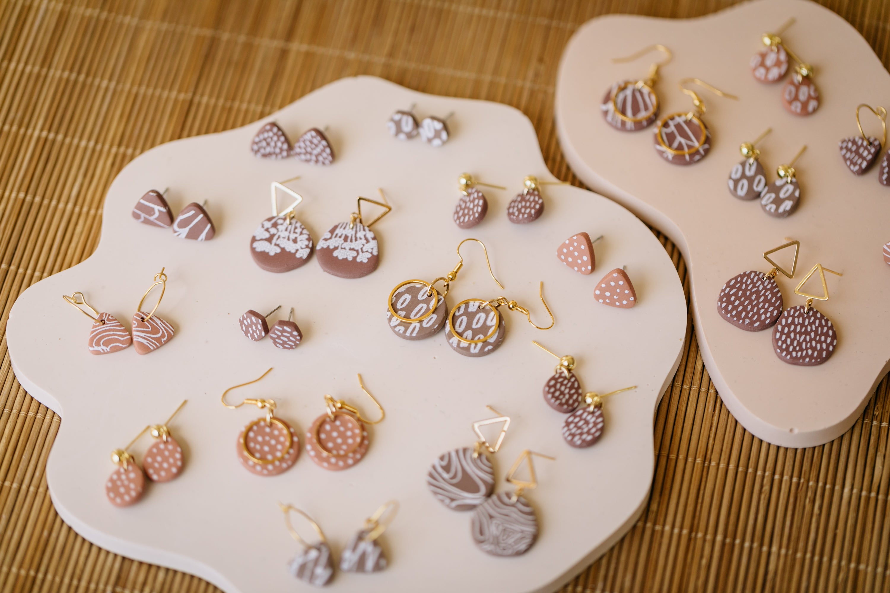 BERRY Kollektion - runde Polymer Ton Ohrringe mit weißem Muster