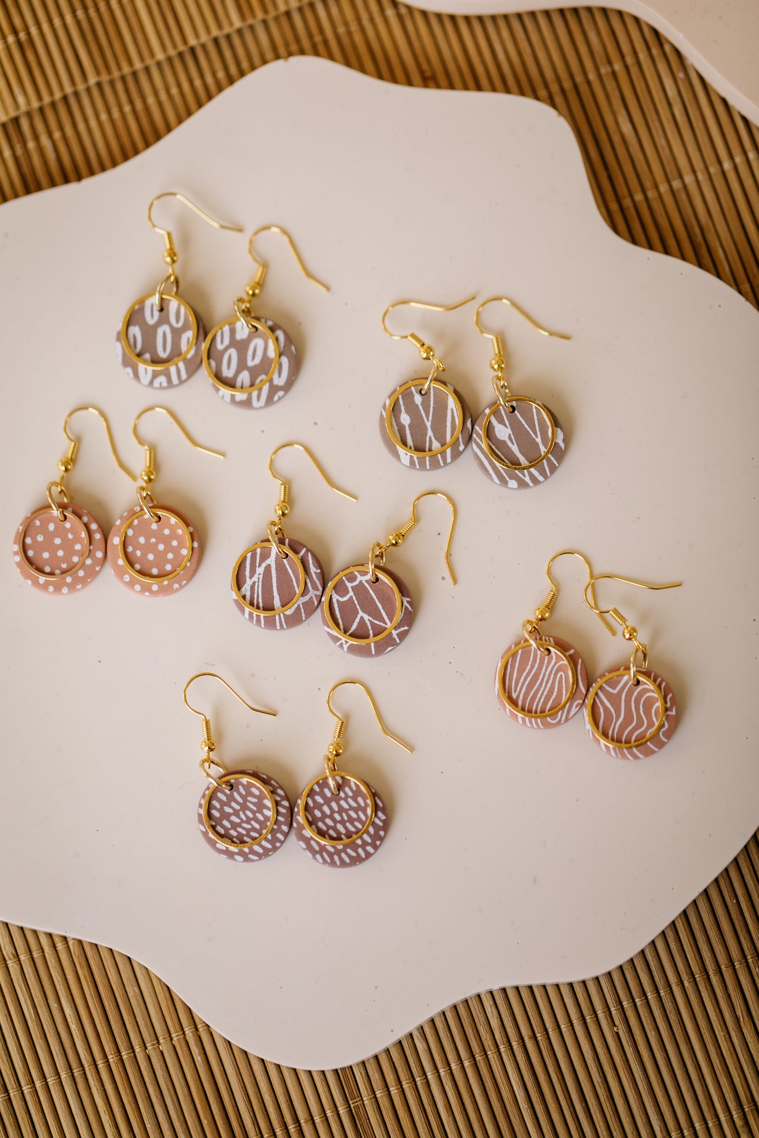 BERRY Kollektion - runde Polymer Ton Ohrringe mit weißem Muster